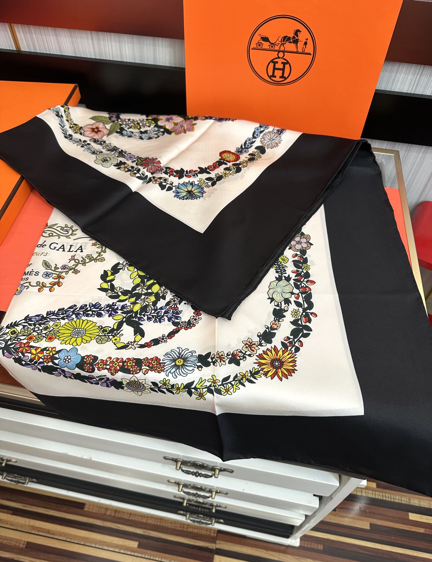  。高版本 爱马仕 的经典单品展现强大而迷人的女性魅力精髓色此90方巾推陈出新太阳诠释无限的情感和自由，