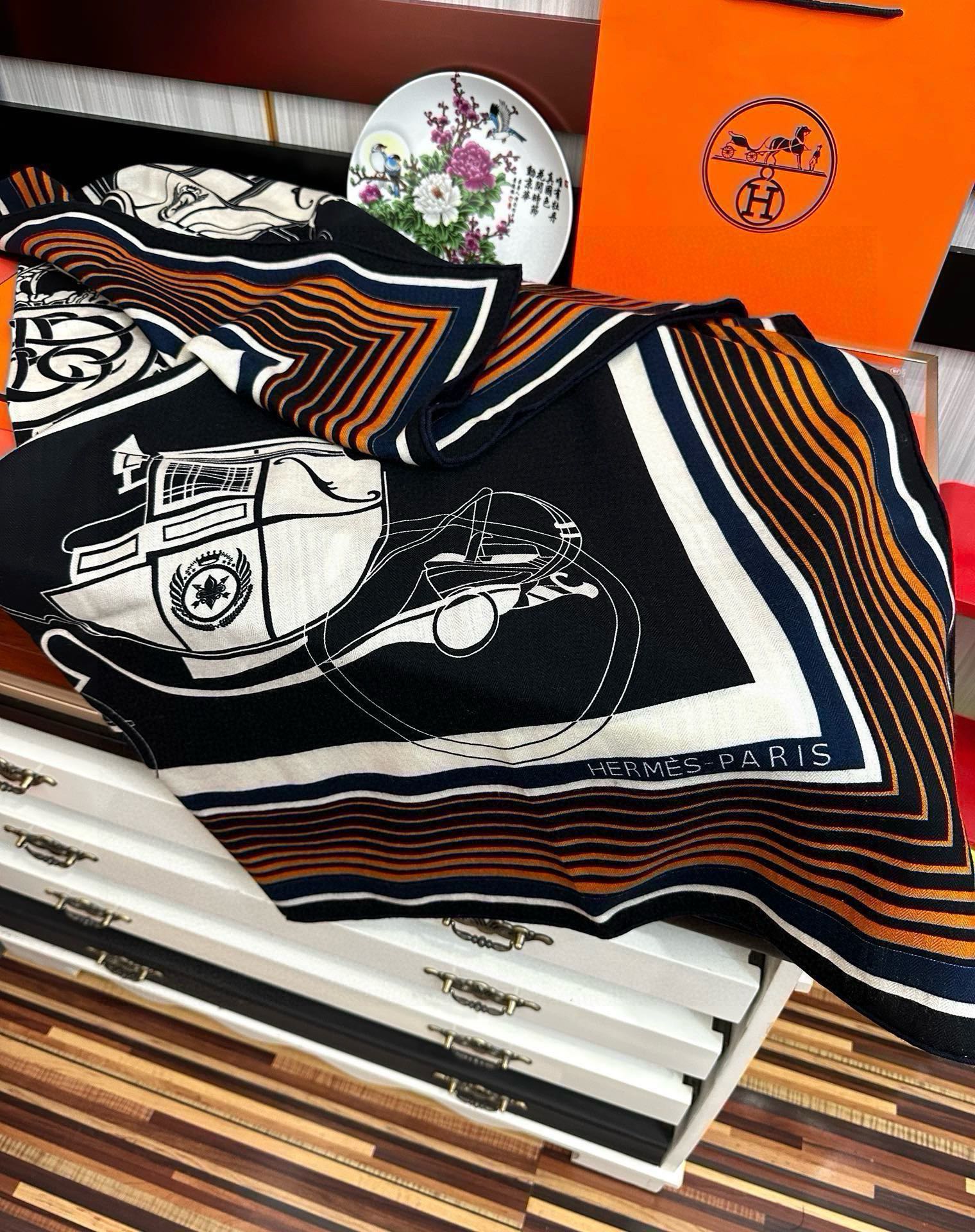 上新❤️爱马士 【双面同色】经典优雅礼物~气质到骨子里色新一季的面料超高级，真心超级柔软，丝丝顺滑太阳韧