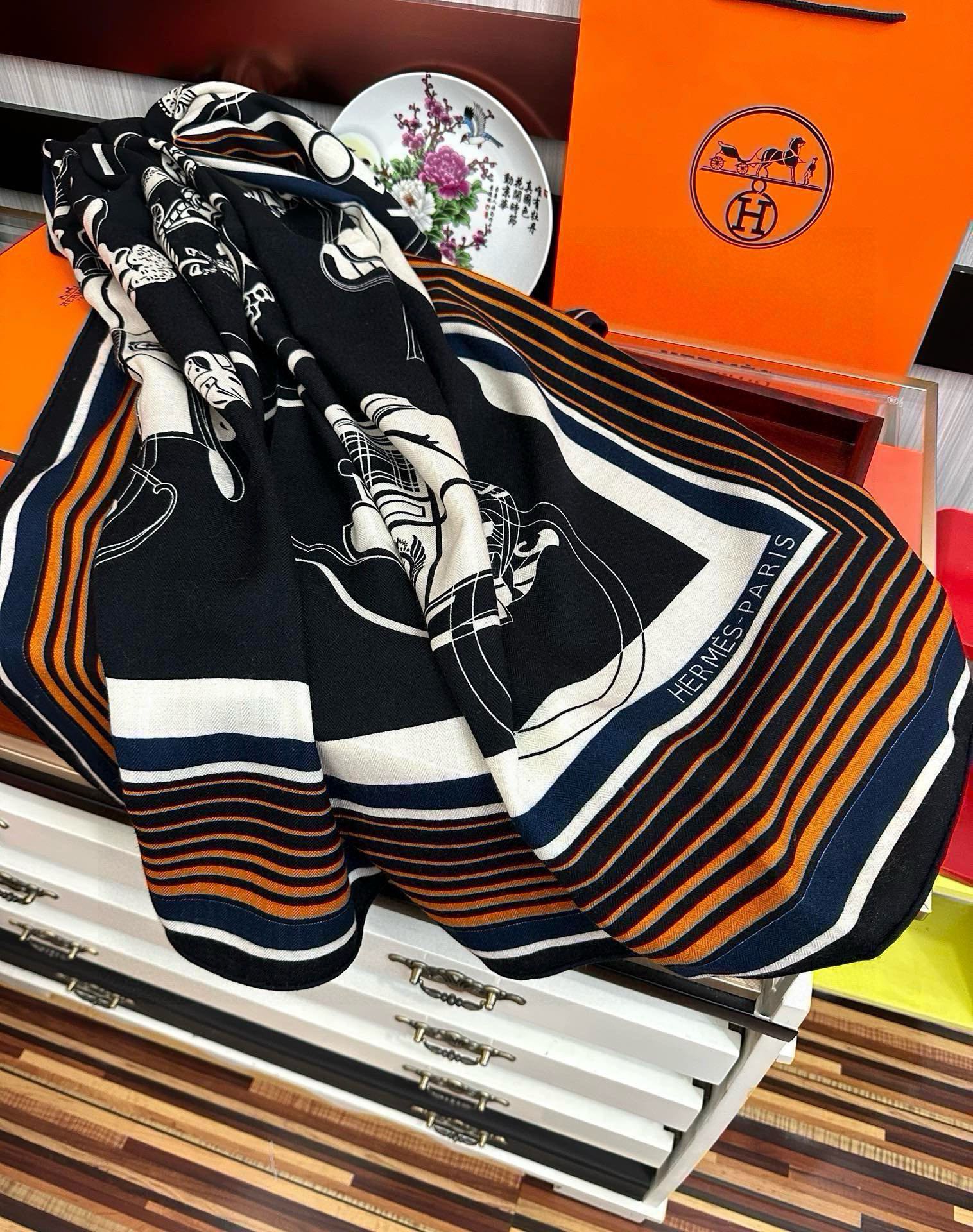 上新❤️爱马士 【双面同色】经典优雅礼物~气质到骨子里色新一季的面料超高级，真心超级柔软，丝丝顺滑太阳韧