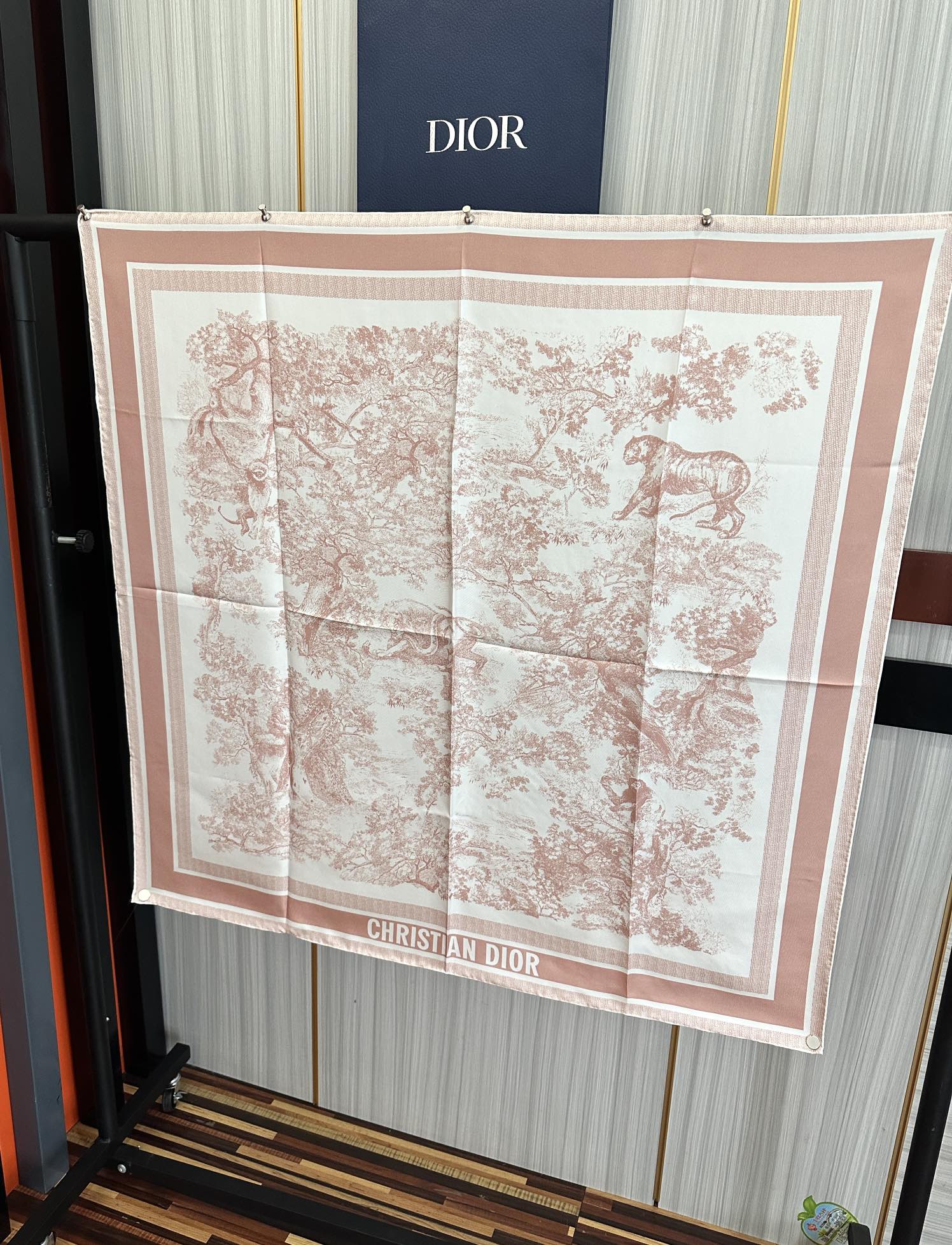 Dior 印花方巾 2025【18姆米双面同色】庆祝Sauvage 茹伊印花这款方巾以经典的 Sauva