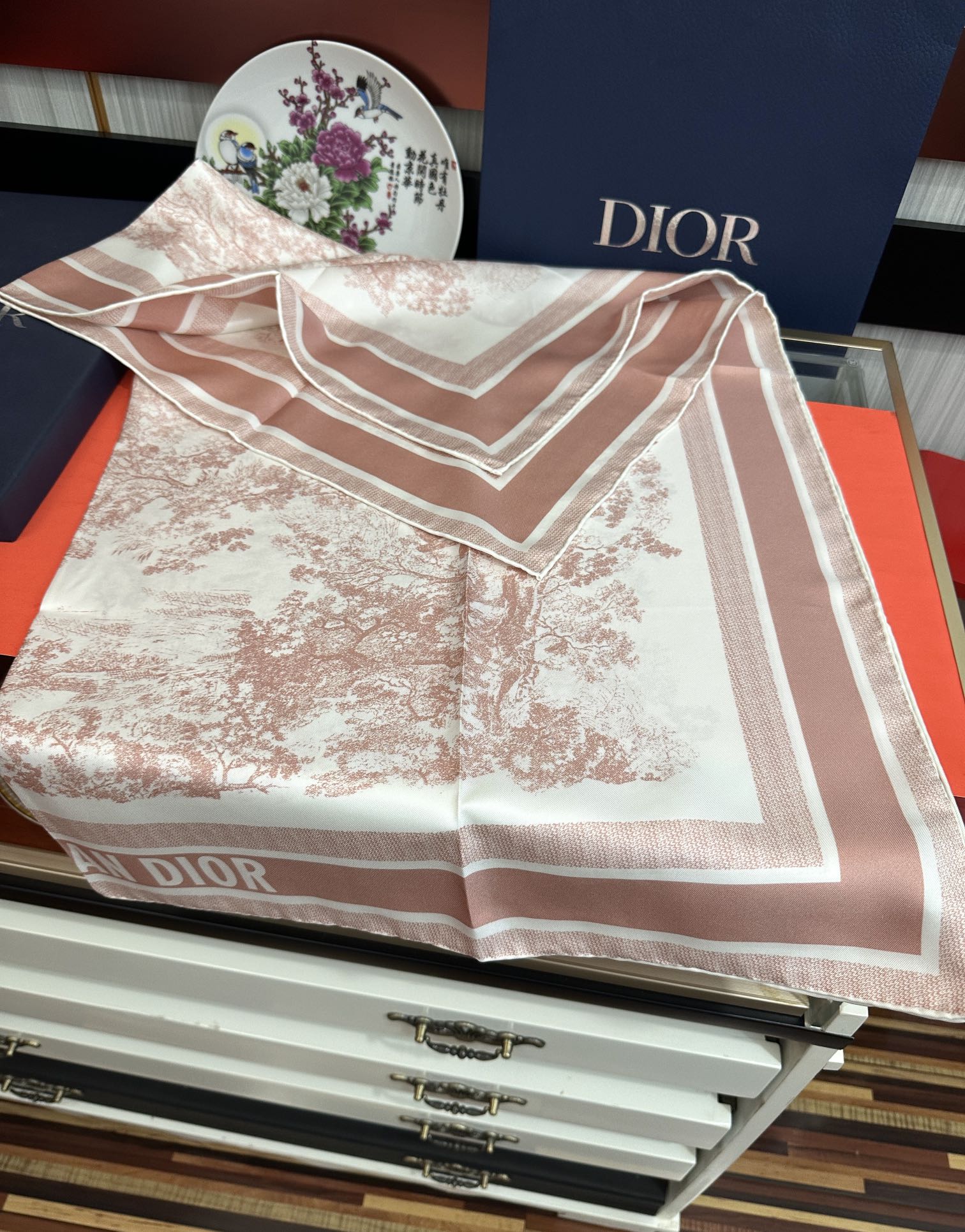 Dior 印花方巾 2025【18姆米双面同色】庆祝Sauvage 茹伊印花这款方巾以经典的 Sauva
