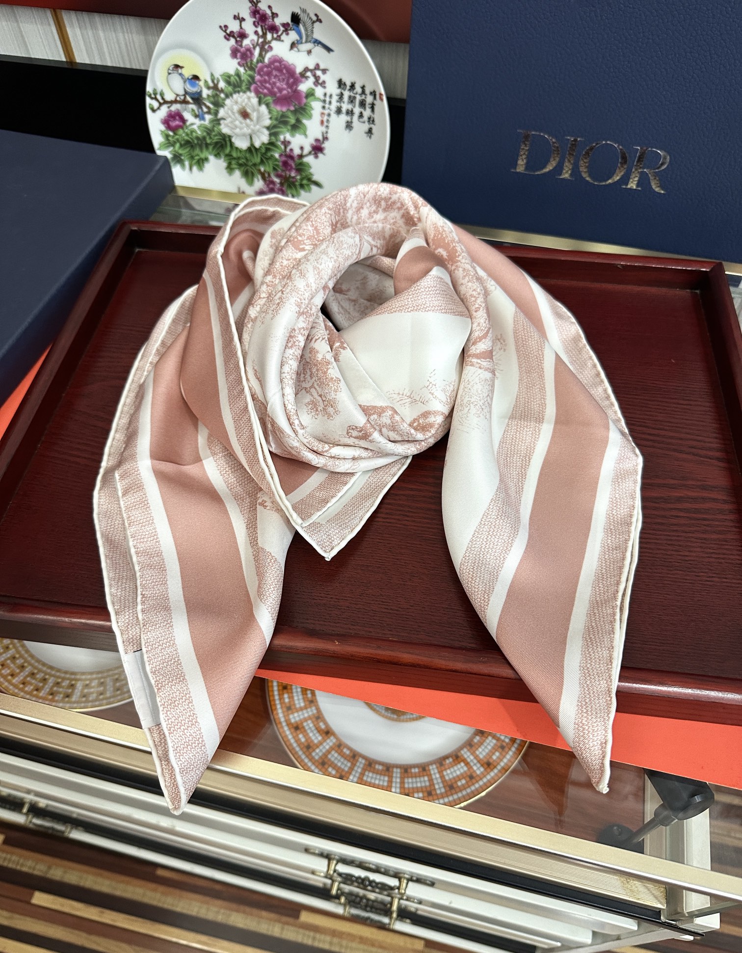 Dior 印花方巾 2025【18姆米双面同色】庆祝Sauvage 茹伊印花这款方巾以经典的 Sauva