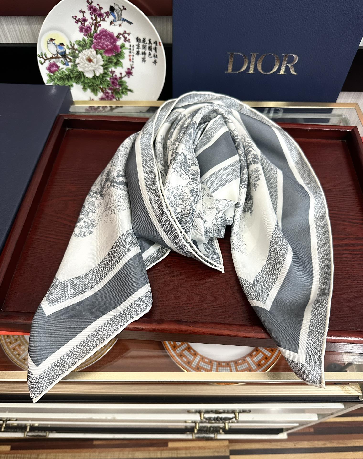Dior 印花方巾 2025【18姆米双面同色】庆祝Sauvage 茹伊印花这款方巾以经典的 Sauva