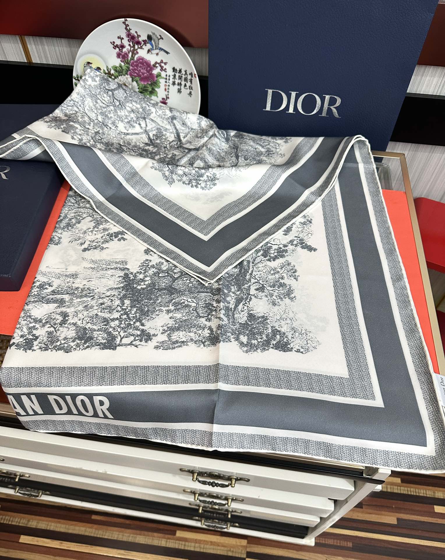 Dior 印花方巾 2025【18姆米双面同色】庆祝Sauvage 茹伊印花这款方巾以经典的 Sauva