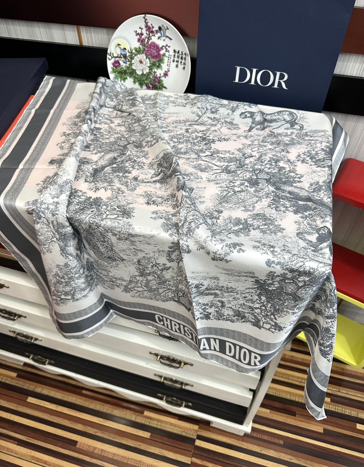 Dior 印花方巾 2025【18姆米双面同色】庆祝Sauvage 茹伊印花这款方巾以经典的 Sauva