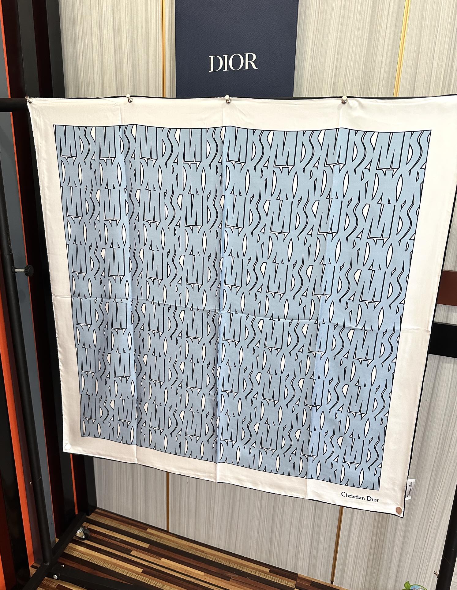  Dior Chardons 2025新款 图案印花得意展示象征着保护色韧性和自由的苏格兰庆祝采用粉色和