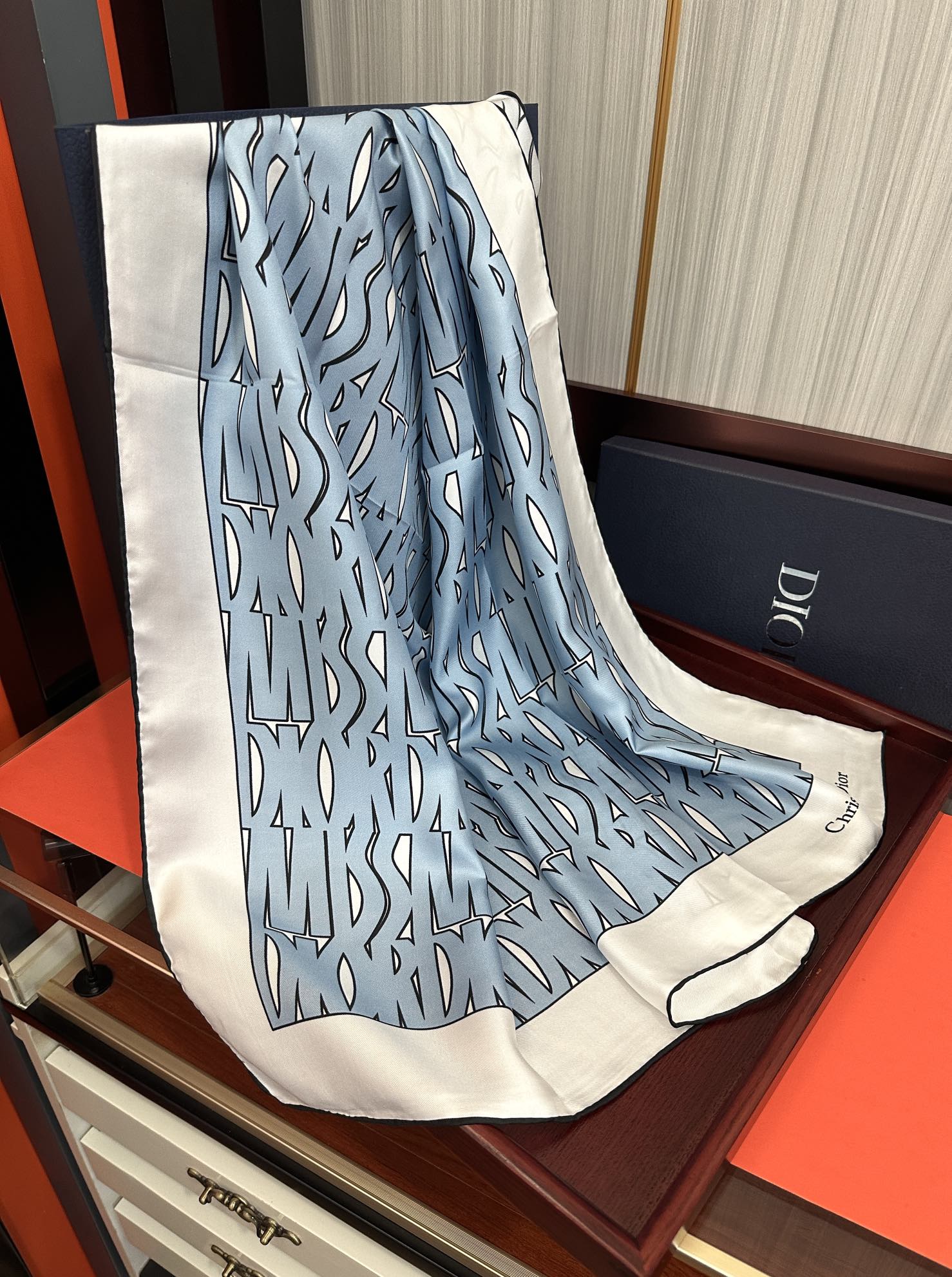  Dior Chardons 2025新款 图案印花得意展示象征着保护色韧性和自由的苏格兰庆祝采用粉色和