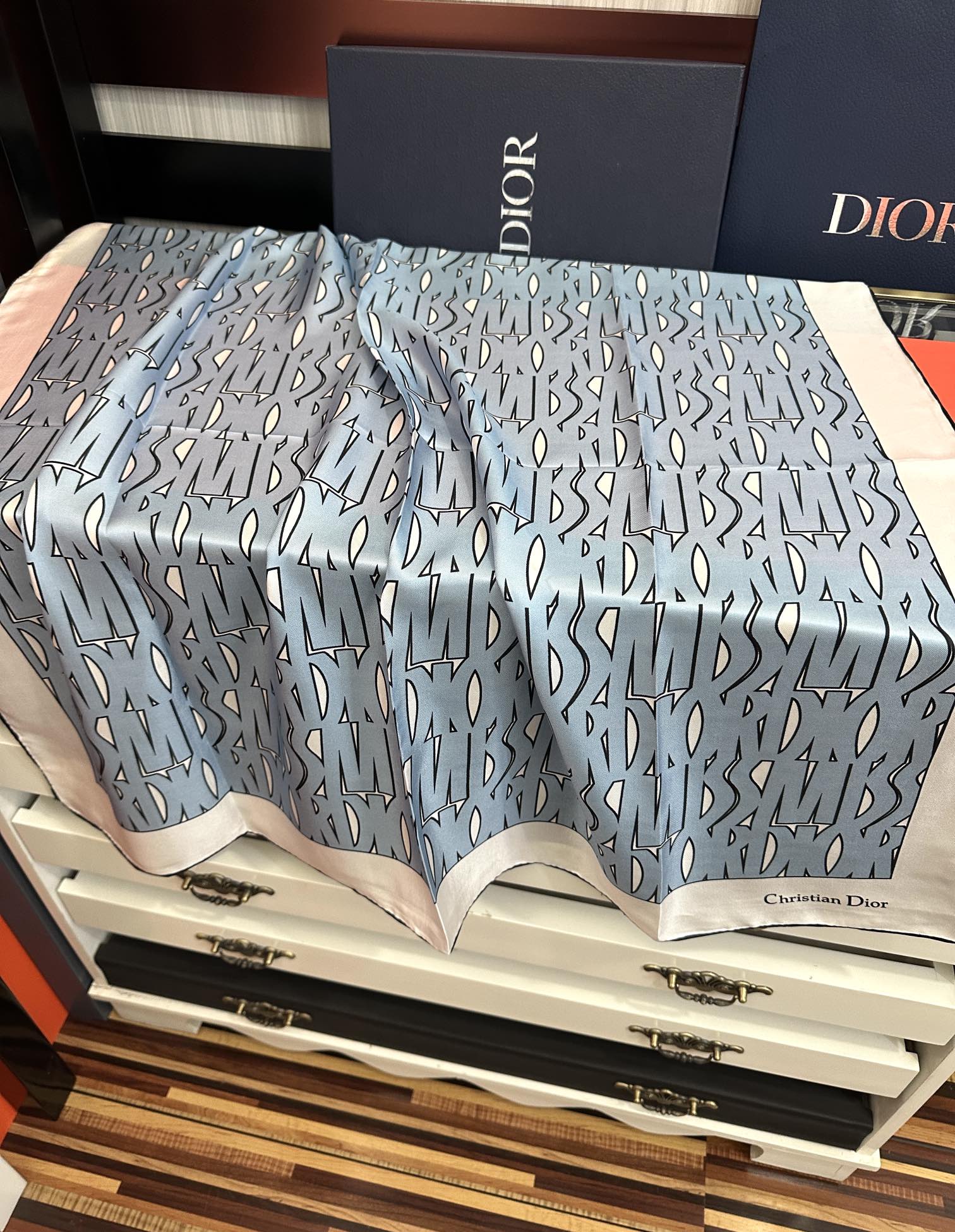  Dior Chardons 2025新款 图案印花得意展示象征着保护色韧性和自由的苏格兰庆祝采用粉色和