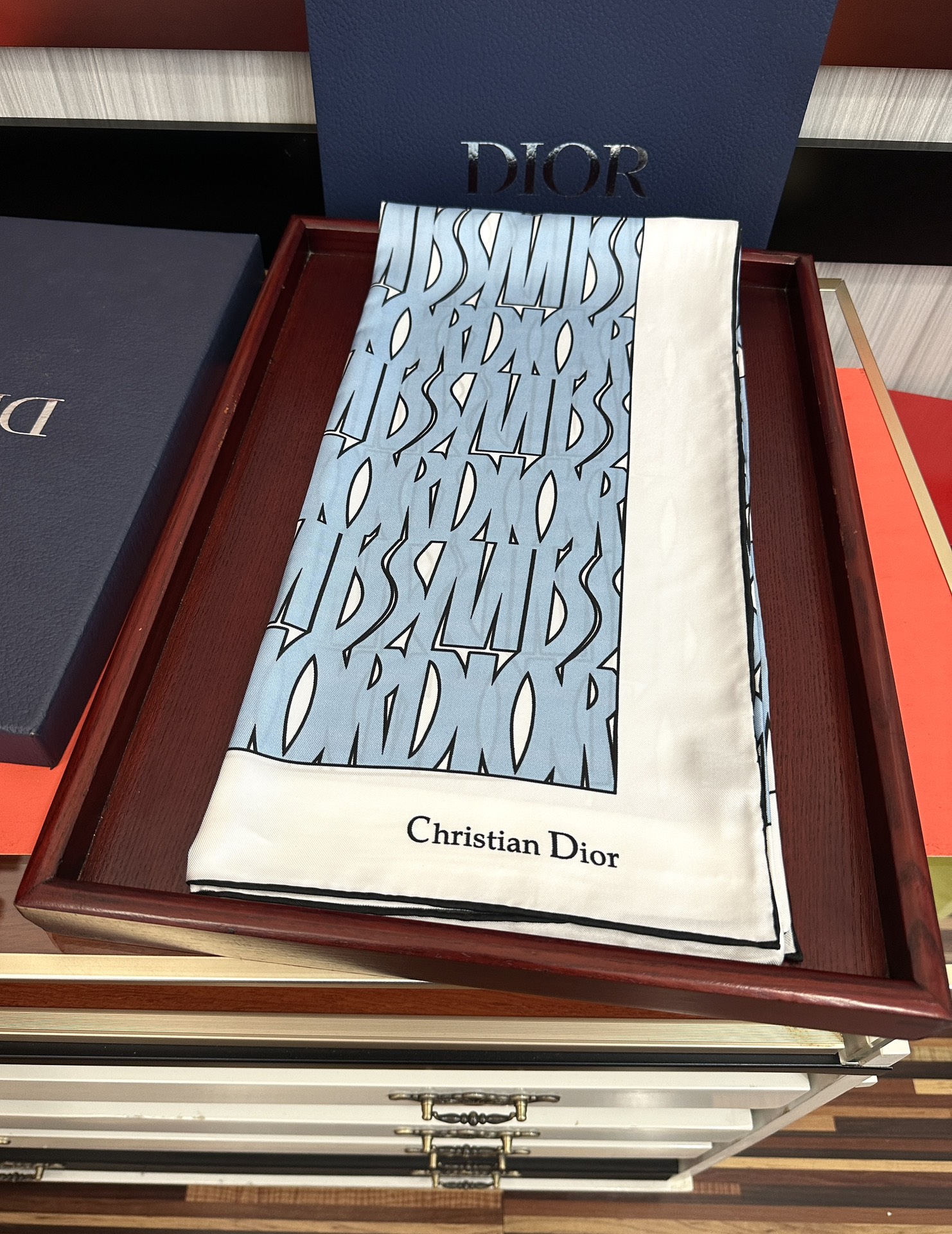  Dior Chardons 2025新款 图案印花得意展示象征着保护色韧性和自由的苏格兰庆祝采用粉色和