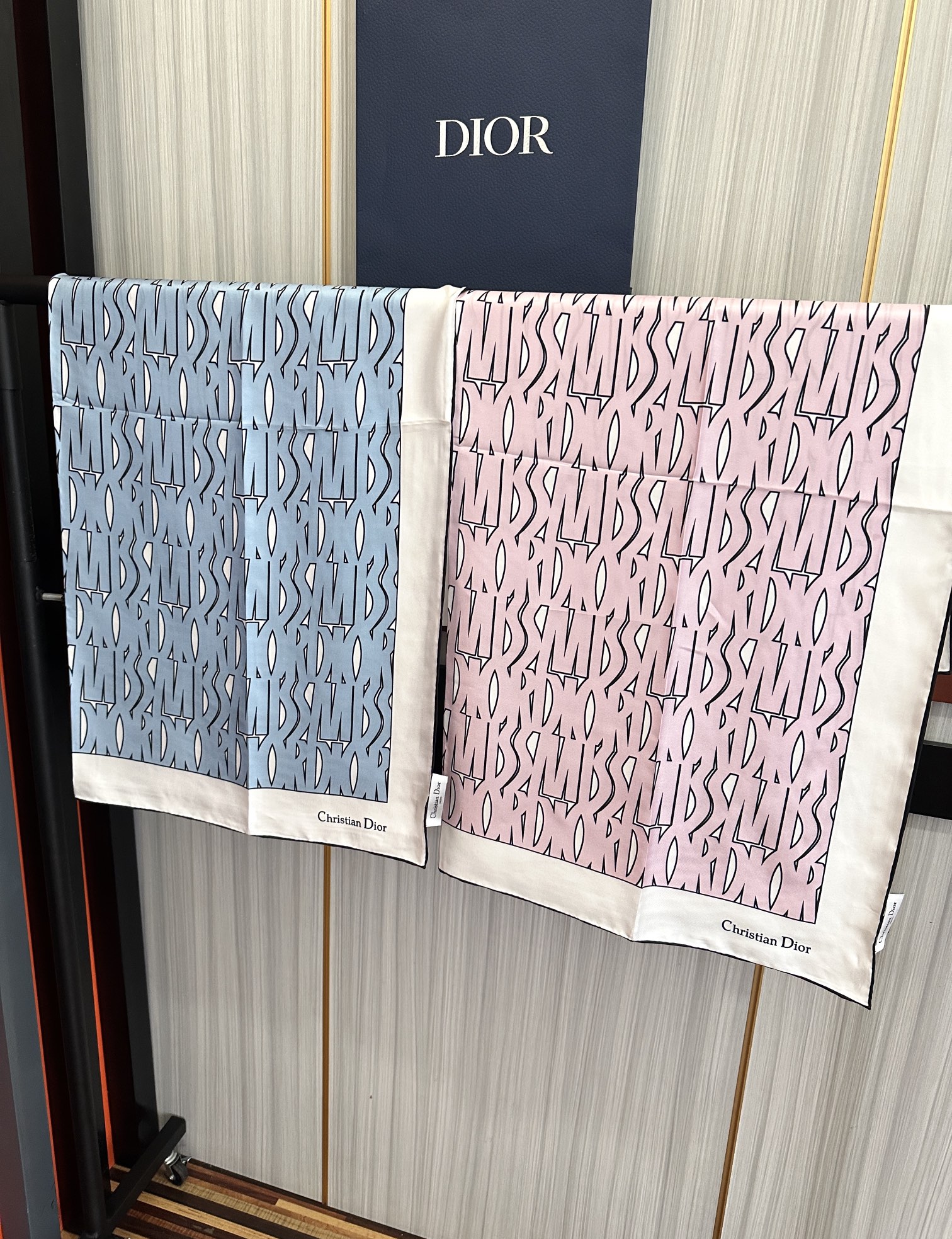  Dior Chardons 2025新款 图案印花得意展示象征着保护色韧性和自由的苏格兰庆祝采用粉色和