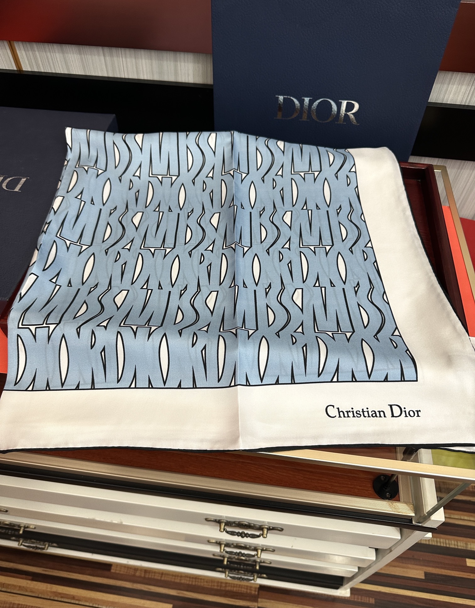  Dior Chardons 2025新款 图案印花得意展示象征着保护色韧性和自由的苏格兰庆祝采用粉色和