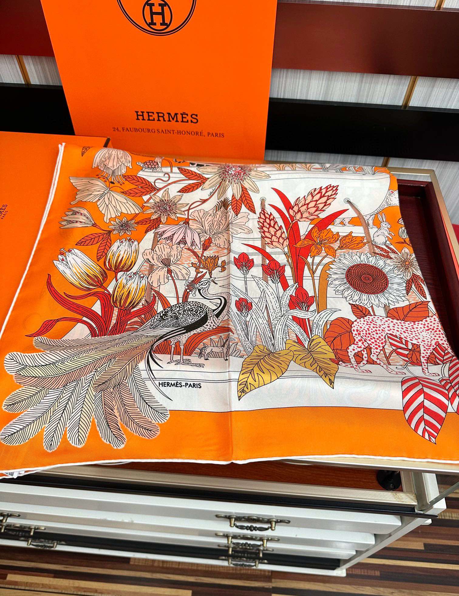 高版本HERMES 【珍奇乐园】太阳精致卷边嘴唇品质感很显好得意好搭到上瘾的丝巾色带着不显山不露水的简约