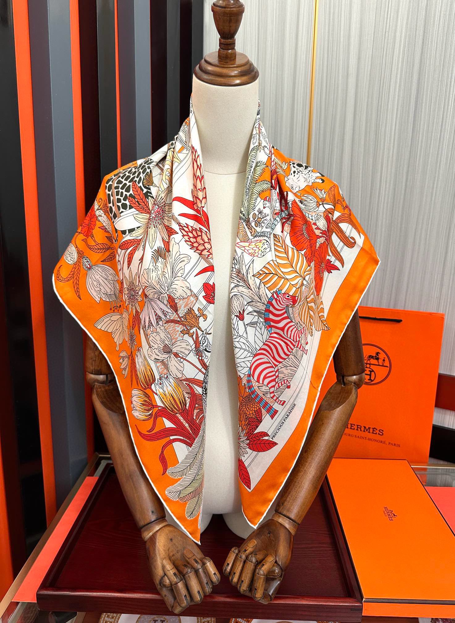 高版本HERMES 【珍奇乐园】太阳精致卷边嘴唇品质感很显好得意好搭到上瘾的丝巾色带着不显山不露水的简约