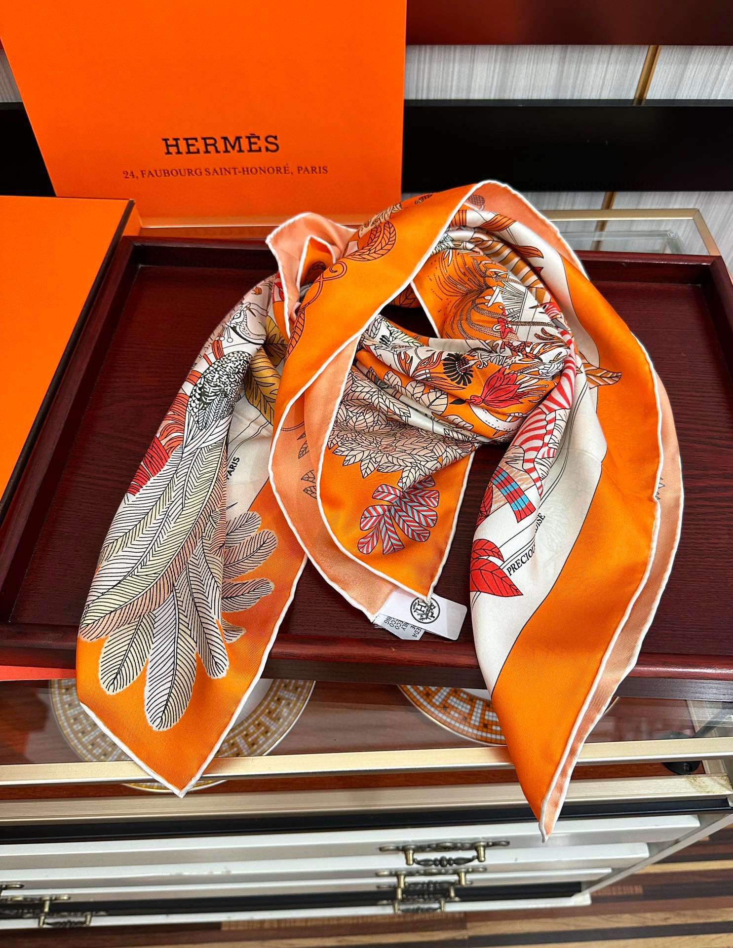 高版本HERMES 【珍奇乐园】太阳精致卷边嘴唇品质感很显好得意好搭到上瘾的丝巾色带着不显山不露水的简约