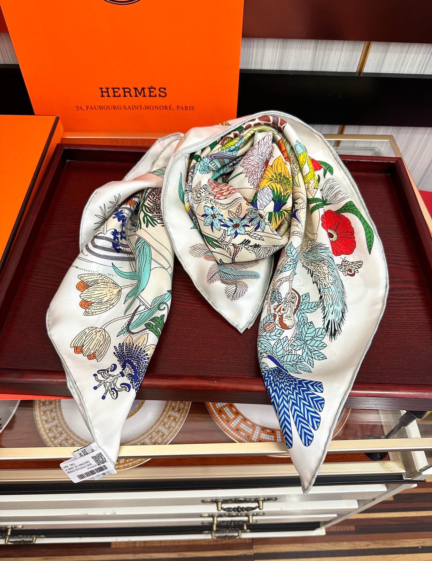 高版本HERMES 【珍奇乐园】太阳精致卷边嘴唇品质感很显好得意好搭到上瘾的丝巾色带着不显山不露水的简约