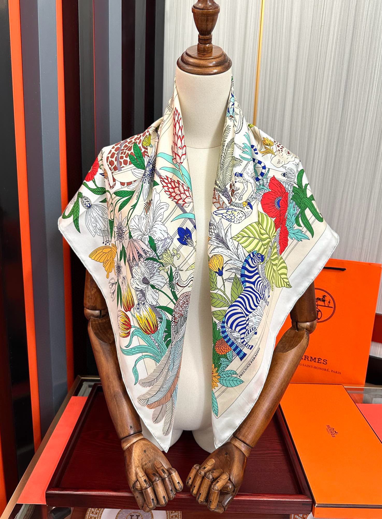 高版本HERMES 【珍奇乐园】太阳精致卷边嘴唇品质感很显好得意好搭到上瘾的丝巾色带着不显山不露水的简约