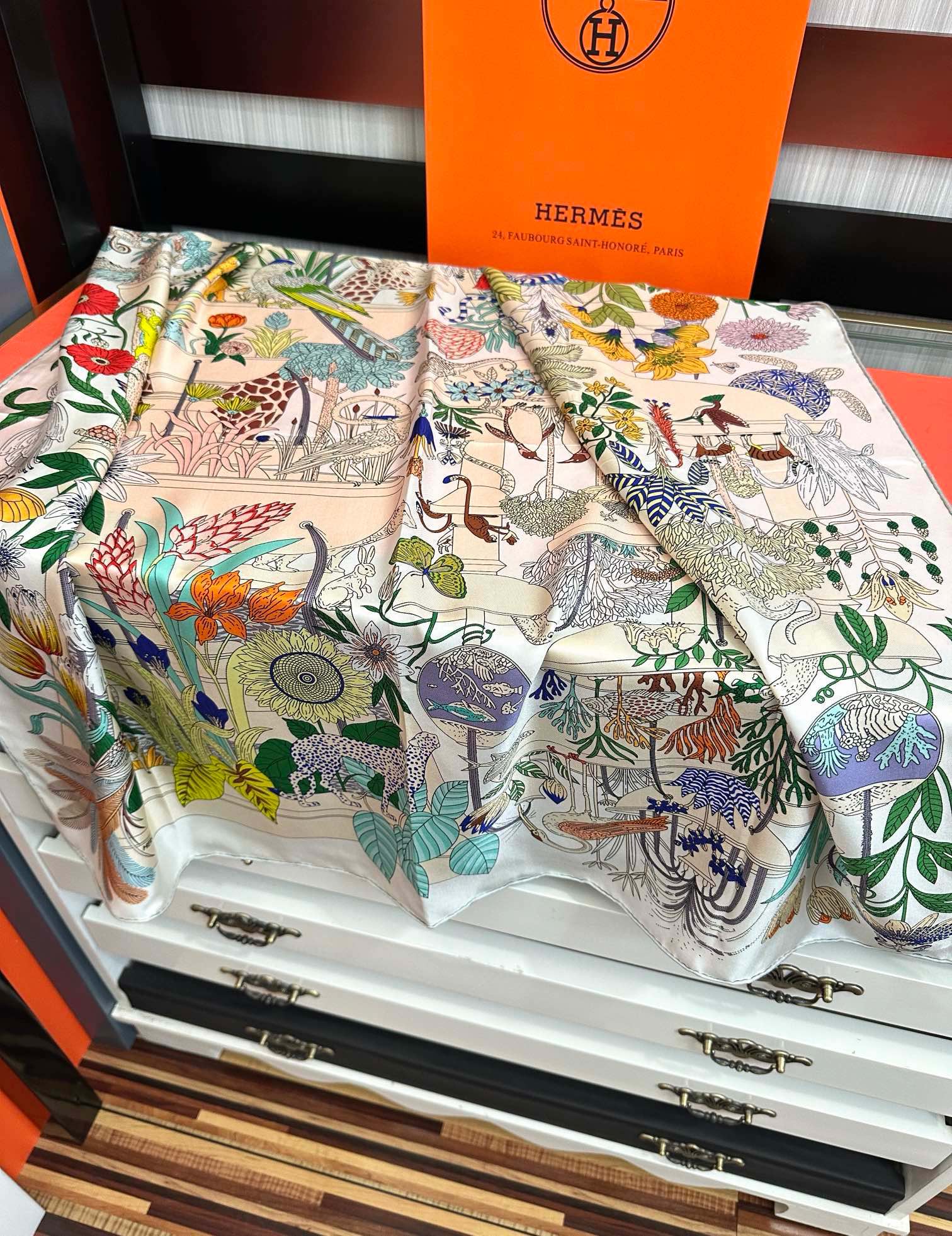 高版本HERMES 【珍奇乐园】太阳精致卷边嘴唇品质感很显好得意好搭到上瘾的丝巾色带着不显山不露水的简约