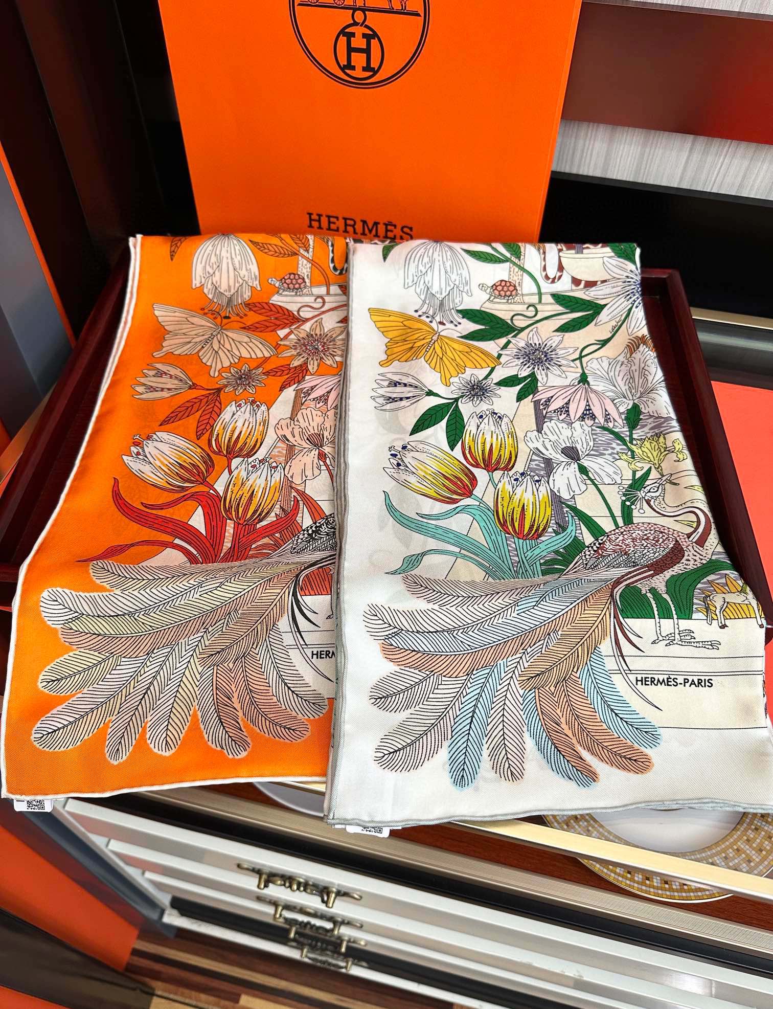 高版本HERMES 【珍奇乐园】太阳精致卷边嘴唇品质感很显好得意好搭到上瘾的丝巾色带着不显山不露水的简约