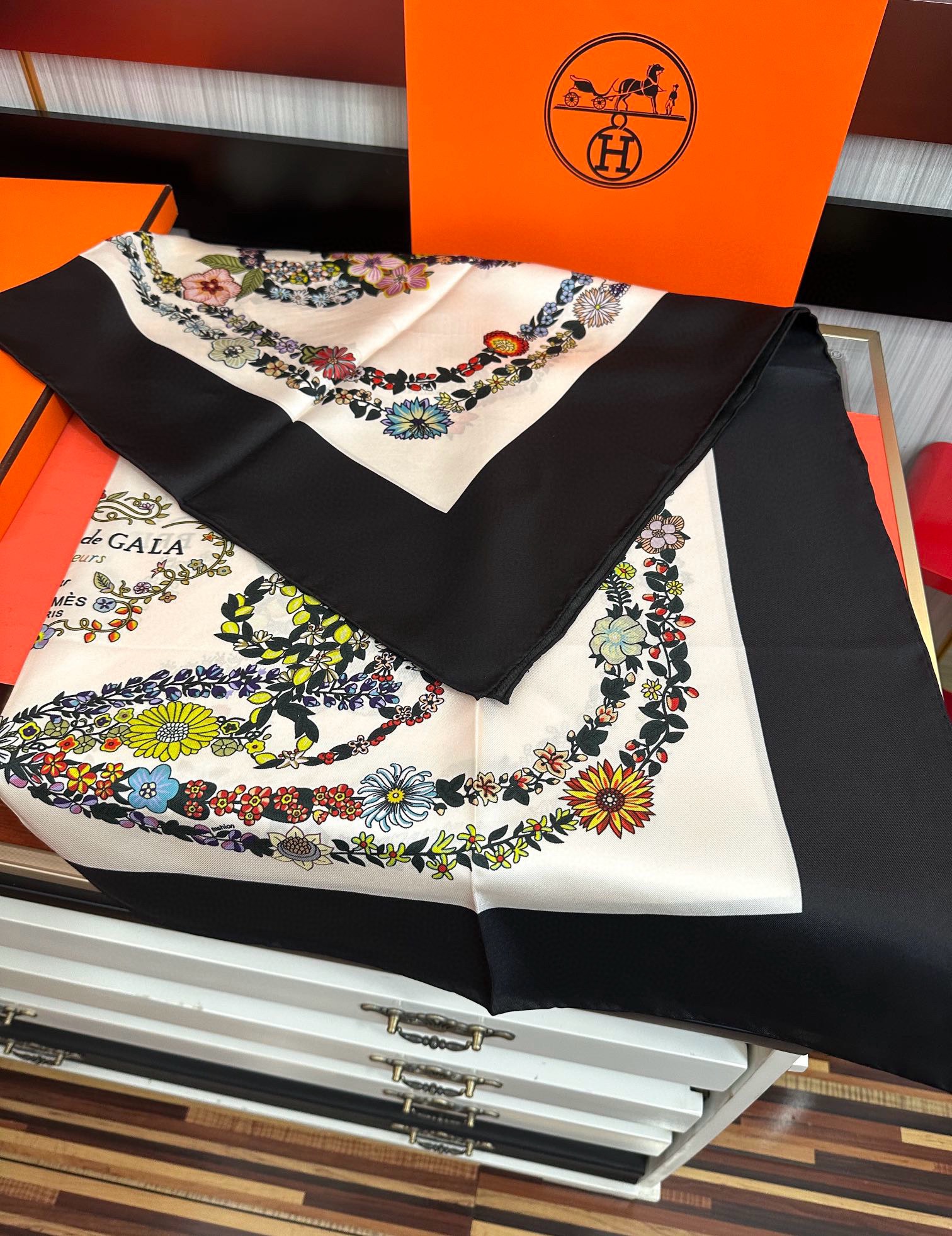  高版本 爱马仕 的经典单品展现强大而迷人的女性魅力精髓色此90方巾推陈出新太阳诠释无限的情感和自由，以