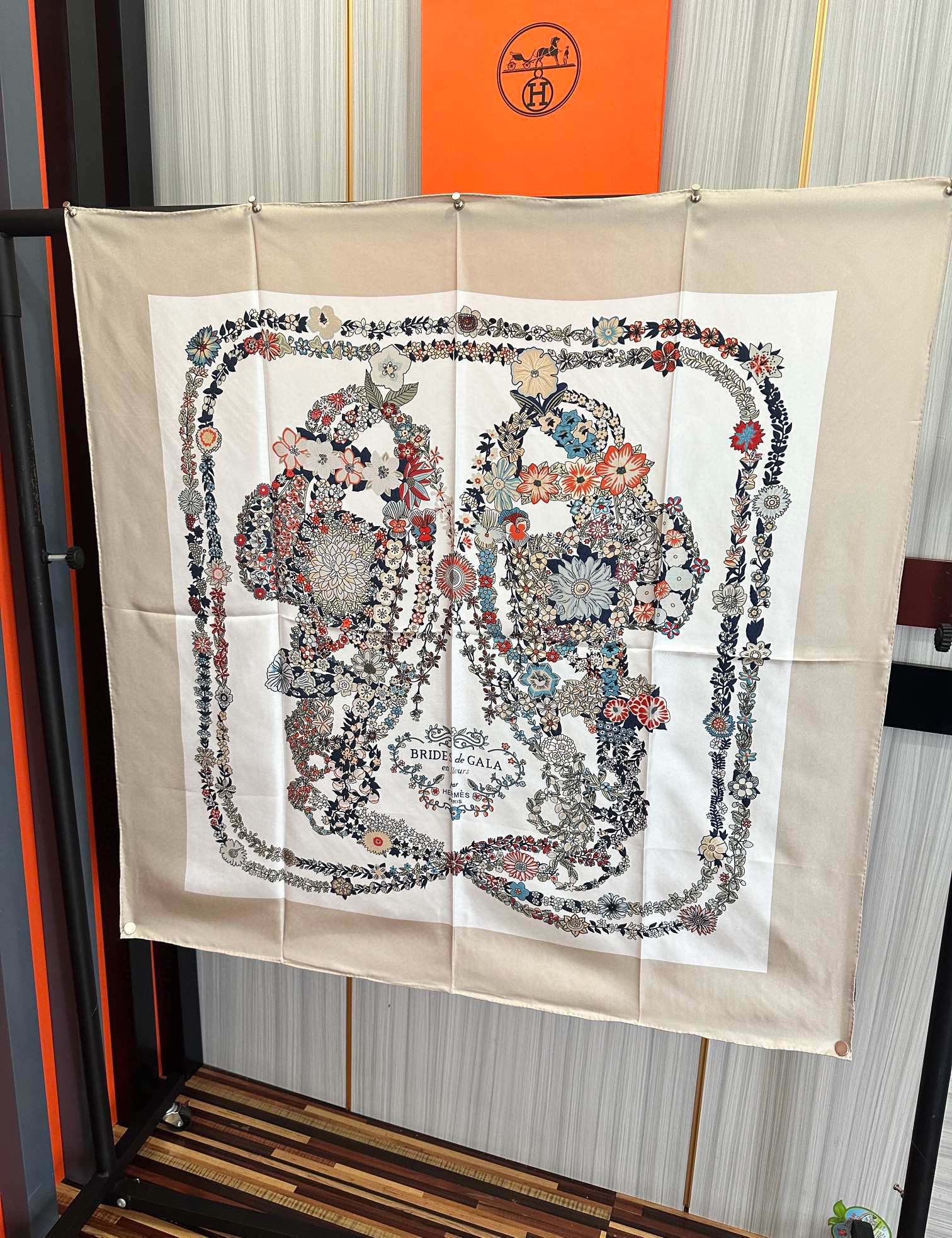  高版本 爱马仕 的经典单品展现强大而迷人的女性魅力精髓色此90方巾推陈出新太阳诠释无限的情感和自由，以