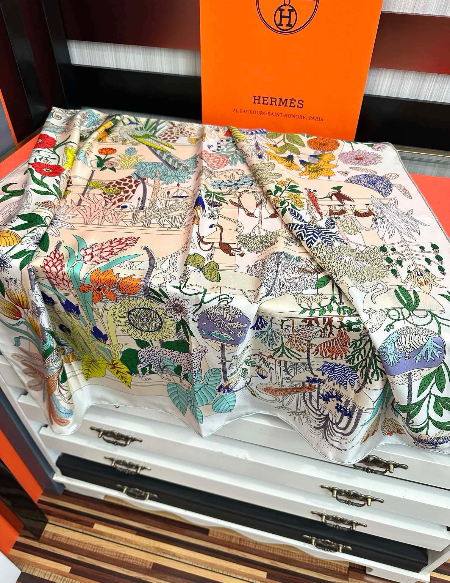 高版本。HERMES 【珍奇乐园】太阳精致卷边嘴唇品质感很显好得意好搭到上瘾的丝巾色带着不显山不露水的简