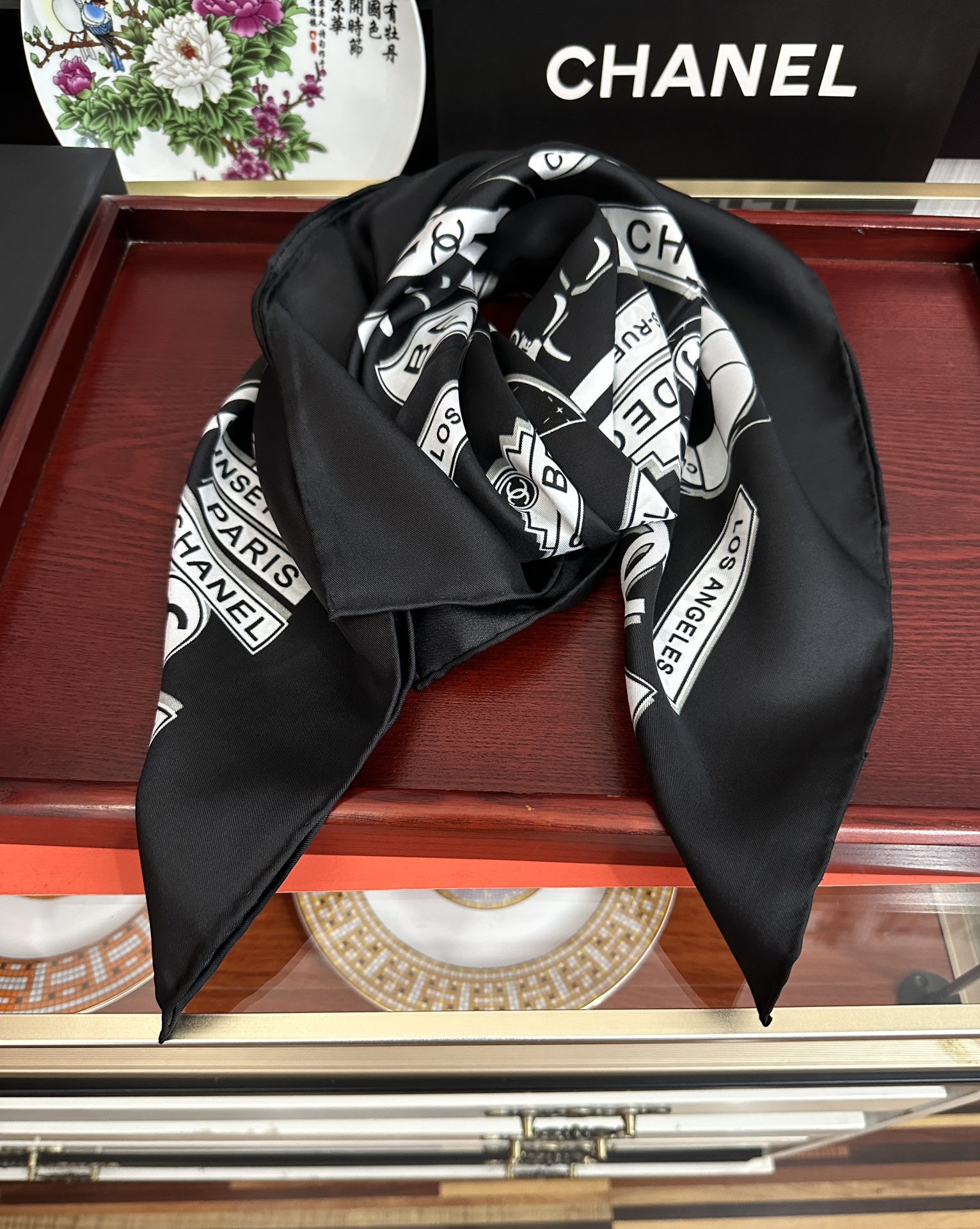 。香奈儿 顶级设计师 又一新款出货了庆祝靓女们必备款色太美了玫瑰上身效果非常美得意各种图案标志双C组合设