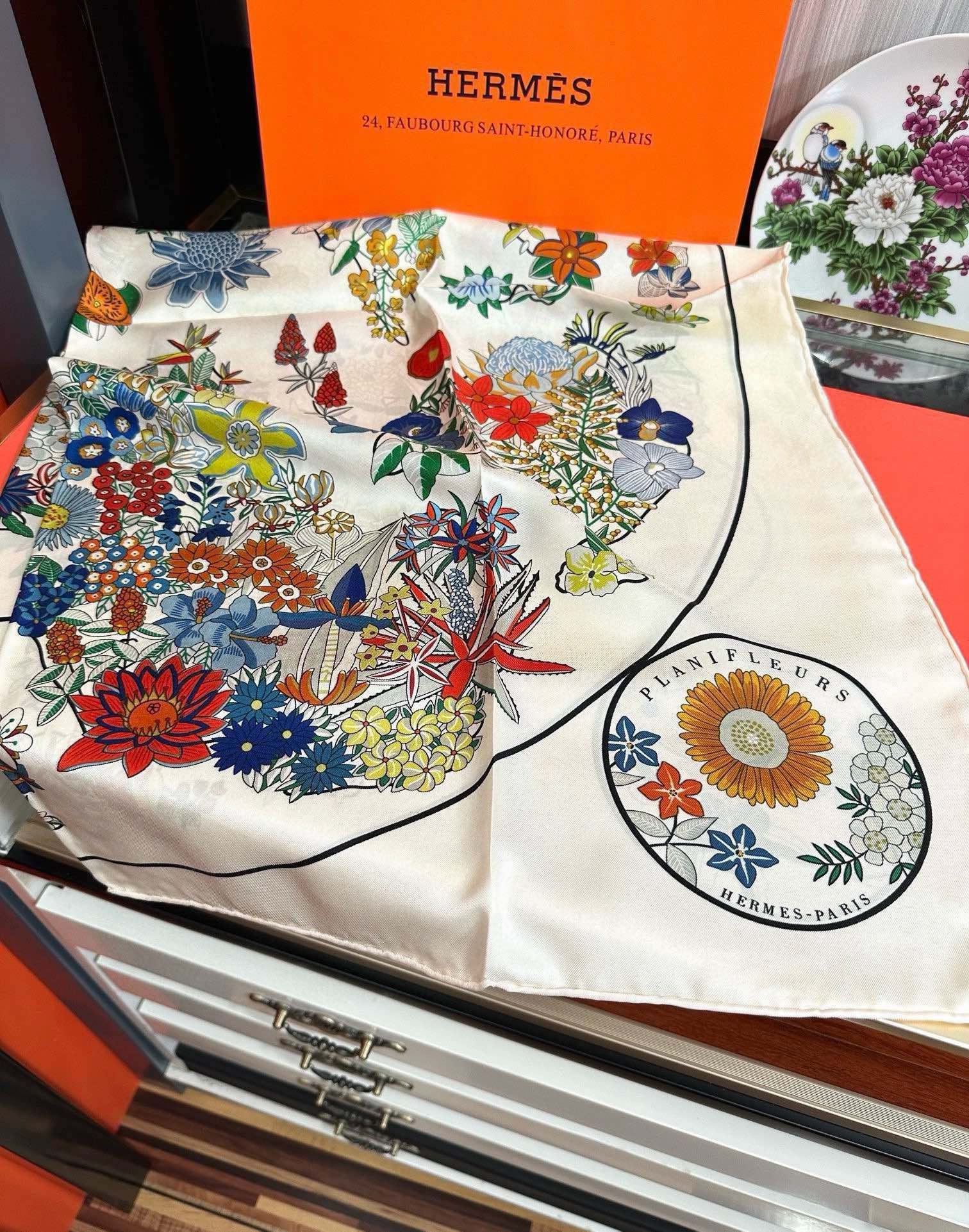 上新2025。HERMES 重磅庆祝【花绘地图】方巾嘴唇精简时髦，品质感很显好得意好搭到上瘾的丝巾色带着