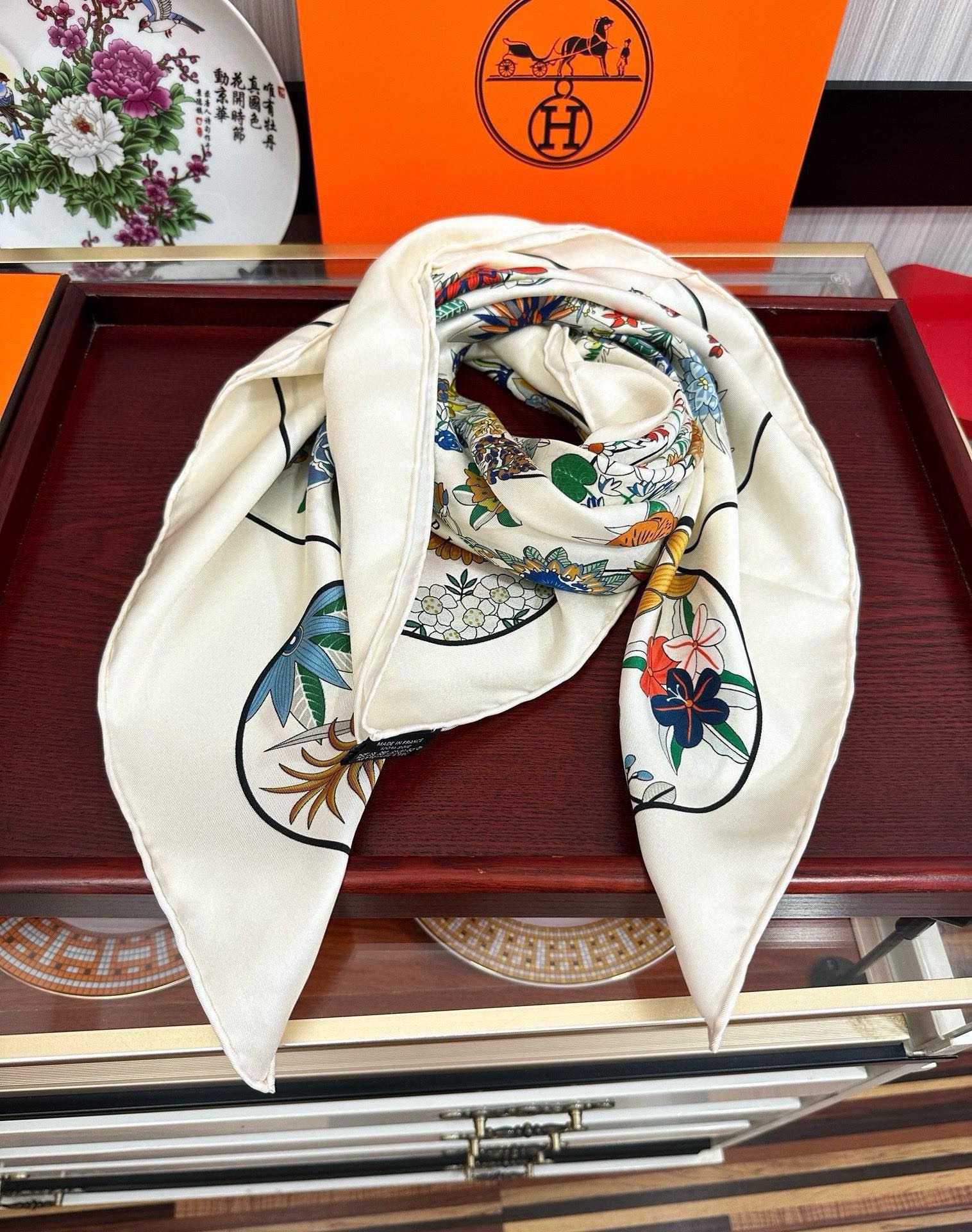 上新2025。HERMES 重磅庆祝【花绘地图】方巾嘴唇精简时髦，品质感很显好得意好搭到上瘾的丝巾色带着
