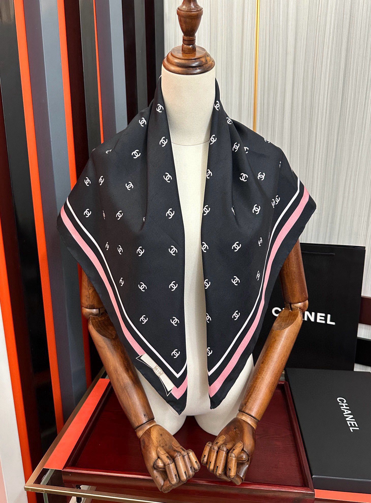 新款發CHANEL 官网同步【双面同色蝴蝶结🎀】18姆米 2025新品方巾必须征服它今年丝巾的戴法色一下