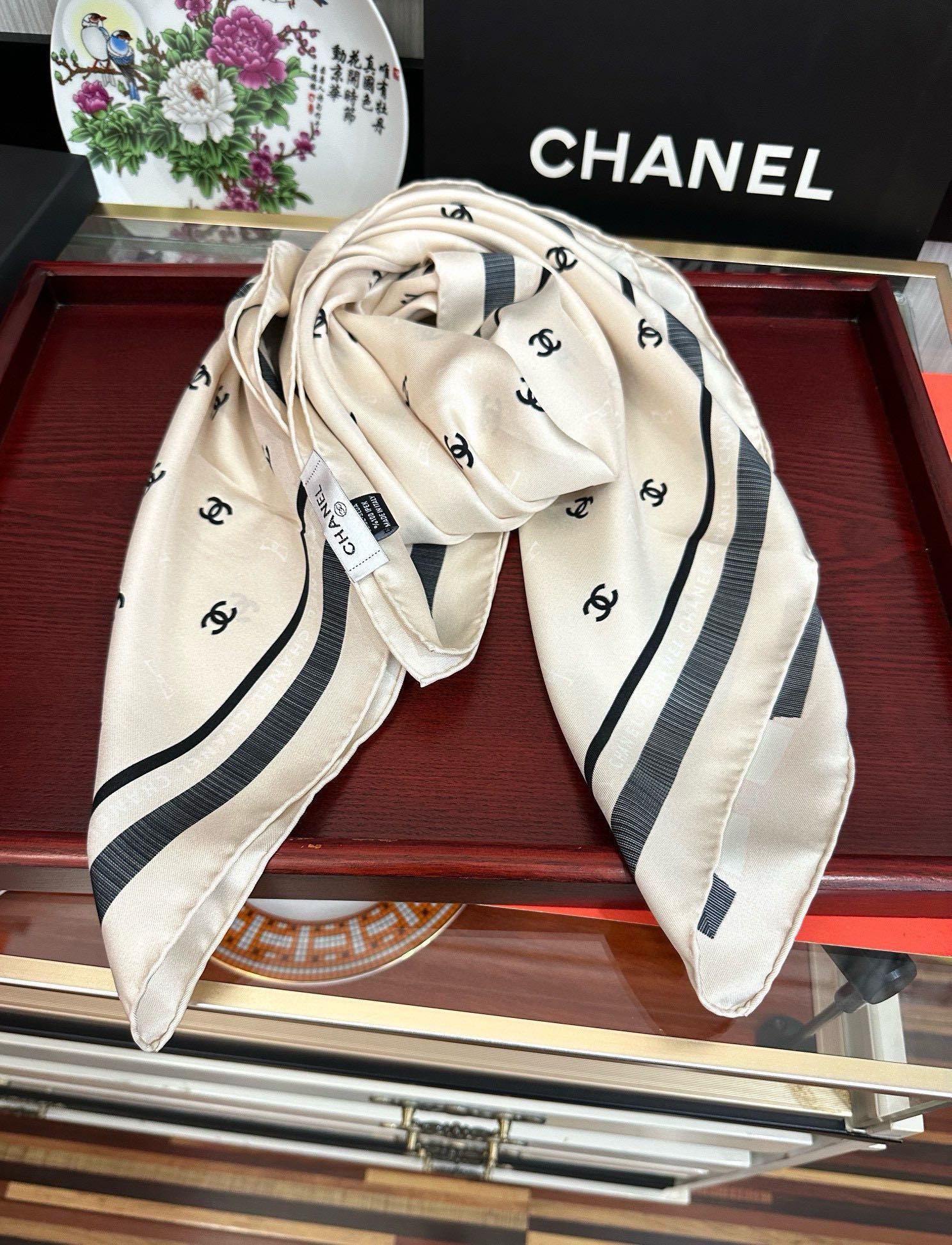 新款發CHANEL 官网同步【双面同色蝴蝶结🎀】18姆米 2025新品方巾必须征服它今年丝巾的戴法色一下