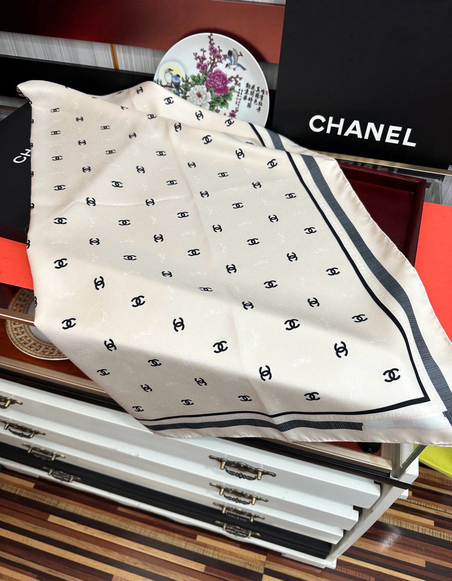 新款發CHANEL 官网同步【双面同色蝴蝶结🎀】18姆米 2025新品方巾必须征服它今年丝巾的戴法色一下