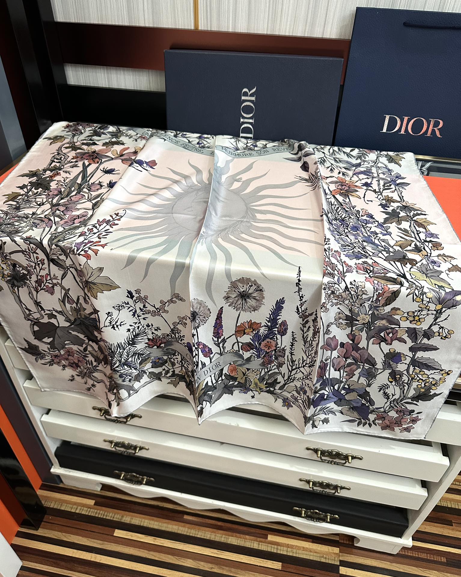 。 迪奥2025春夏季新款，【太阳花神系列】太美了玫瑰买到都说好👍下手一定要快高端 大爱❤️女人尤物 货