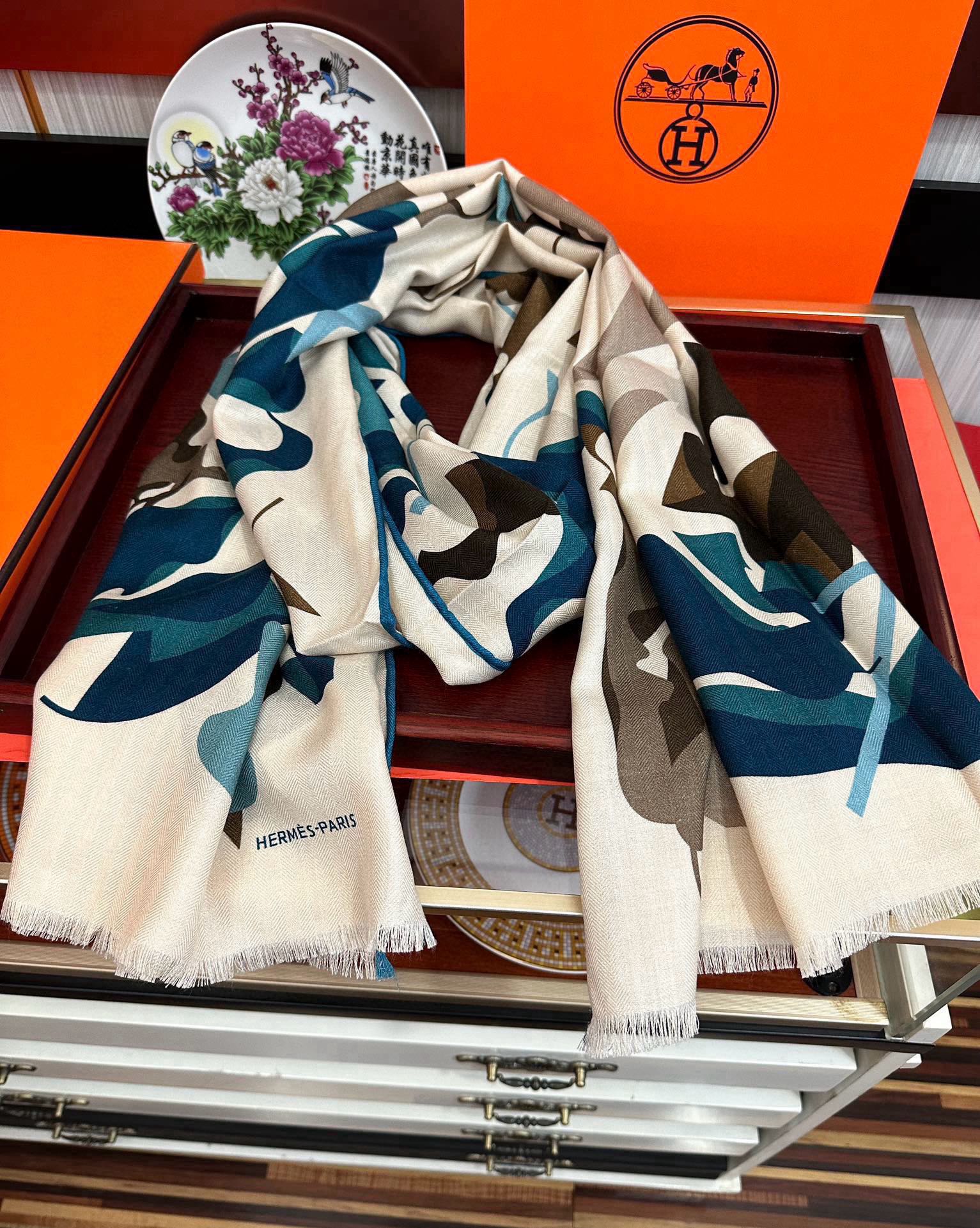 上新❤️爱马仕ZG最新款【双面同色涂鸦印花】吃瓜，爆款到货，下手一定要快嘴唇四季都可以用勾引真心美的让人