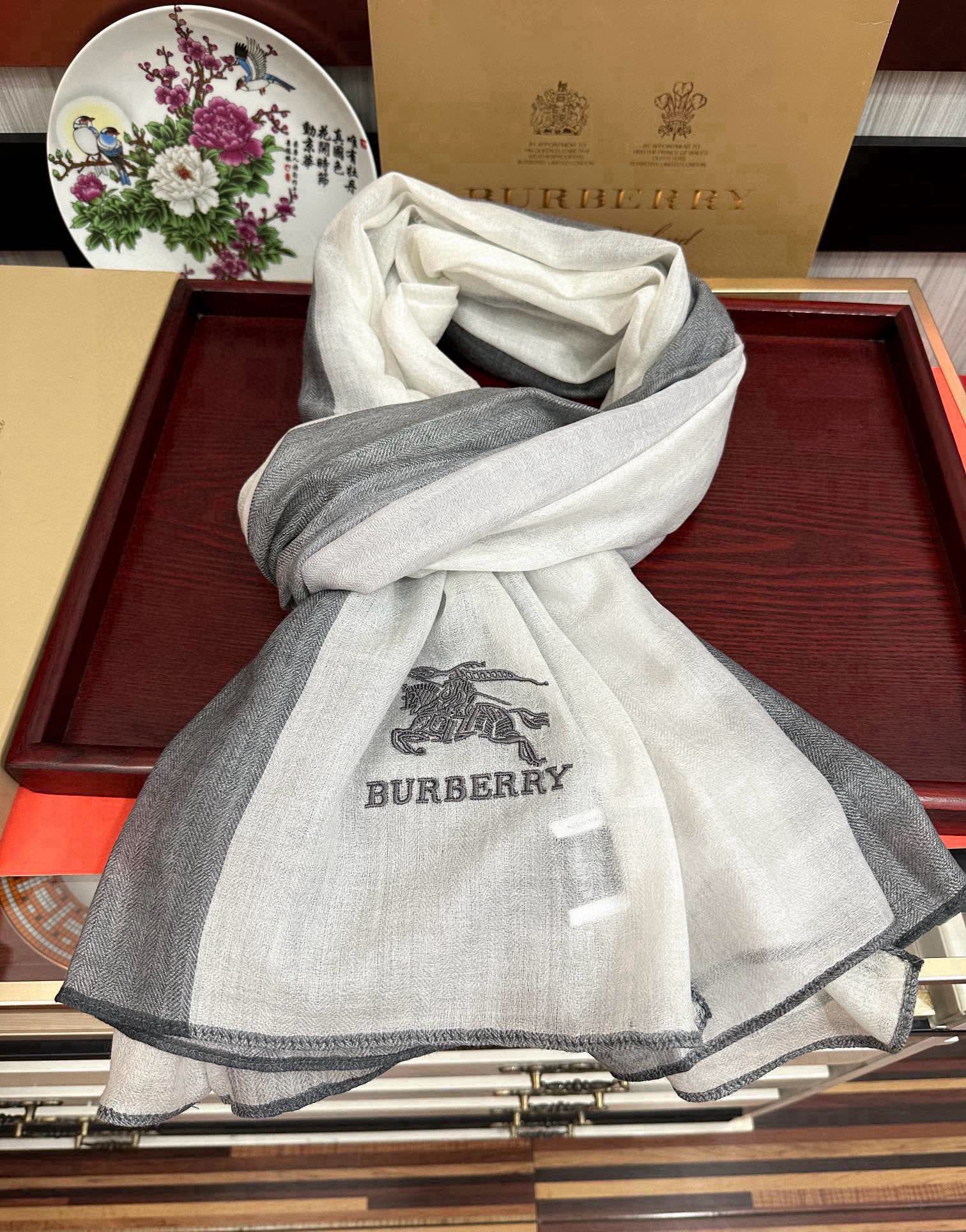 上新。2010 巴宝莉👍采用内蒙古山羊绒，重磅推荐🎀太美了👓火爆，人人都喜欢💕时潮人都有好几条巴家围巾放