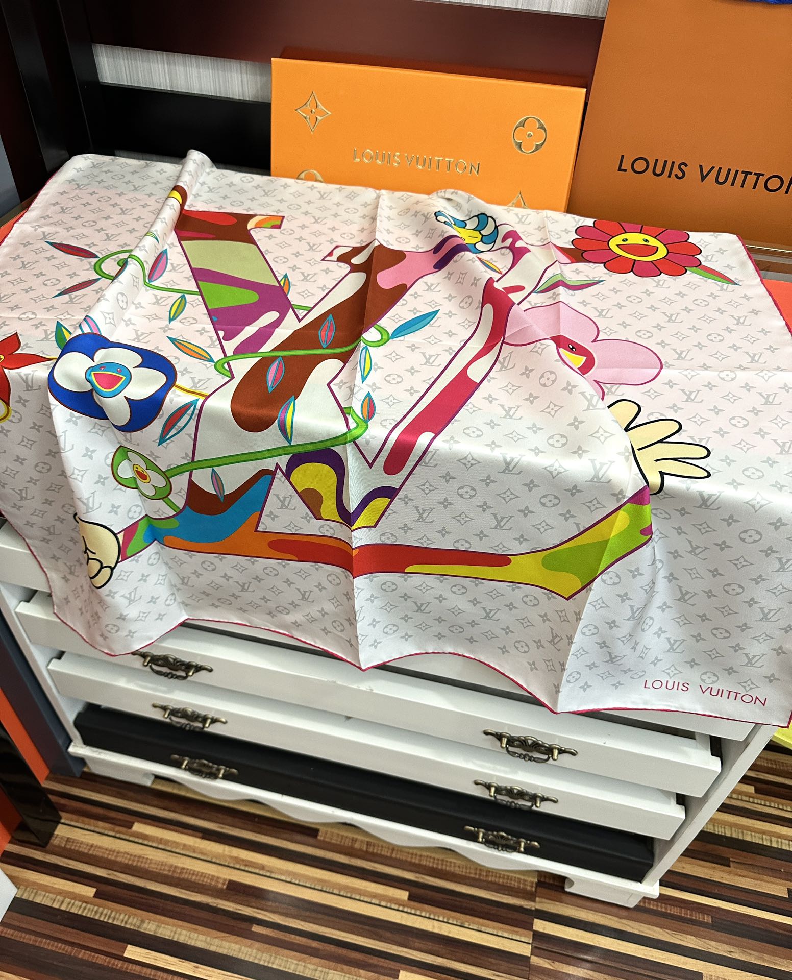 。2010新品LV专柜同步【18mm双面同色】太美了庆祝“L家”90典藏方巾通过别致的经典色彩向原创设计