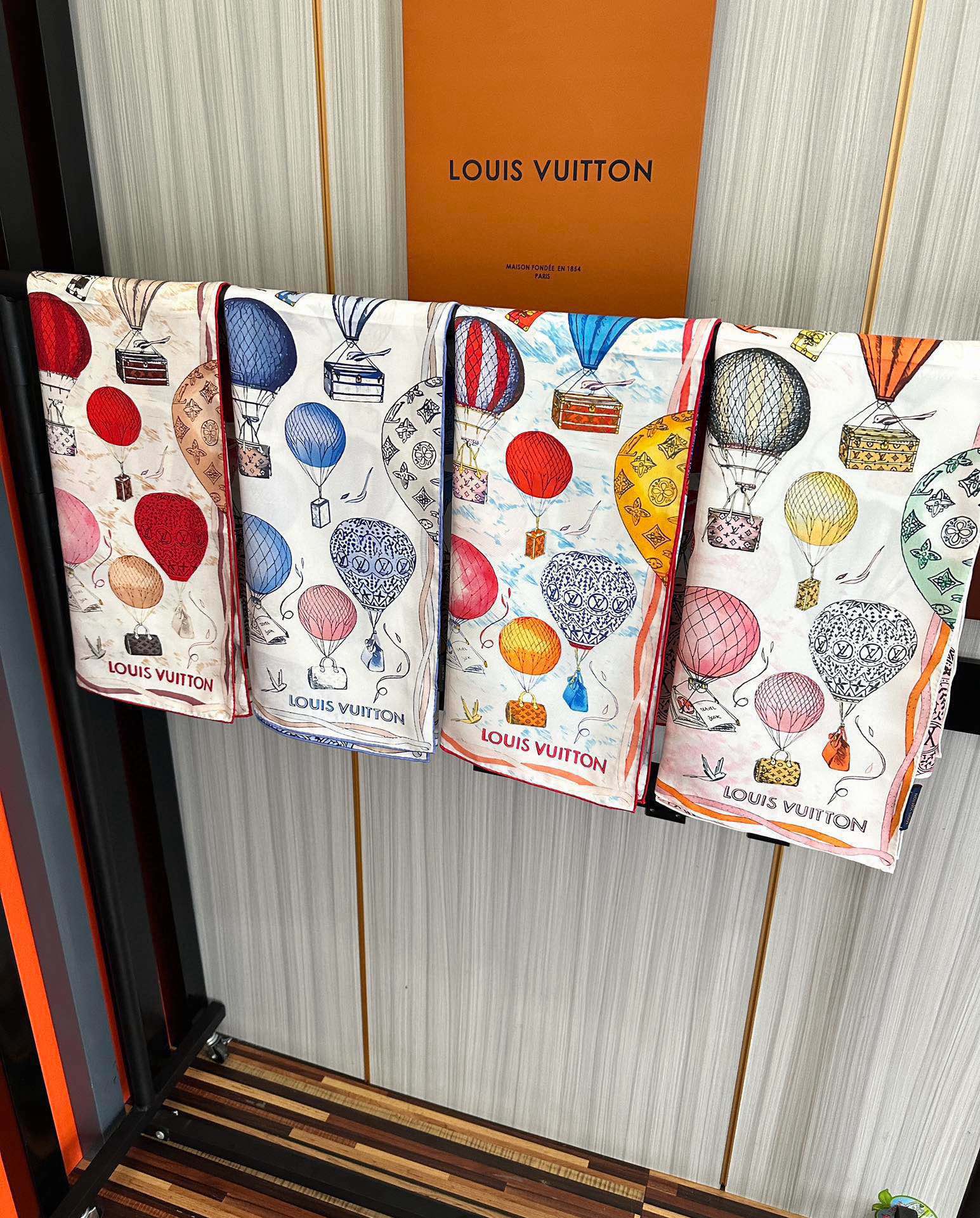 。LV官网同步【双面同色 热气球⚽️】精致卷边 太美了庆祝永远都是那么经典“通过别致的经典色彩向原创设计
