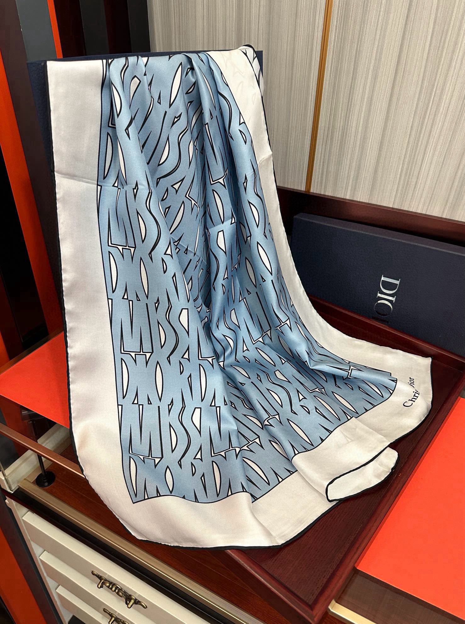  。Dior Chardons 2025新款 图案印花得意展示象征着保护色韧性和自由的苏格兰庆祝采用粉色