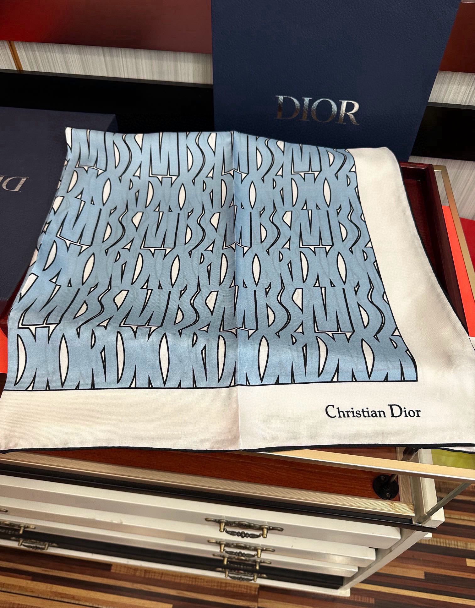  。Dior Chardons 2025新款 图案印花得意展示象征着保护色韧性和自由的苏格兰庆祝采用粉色