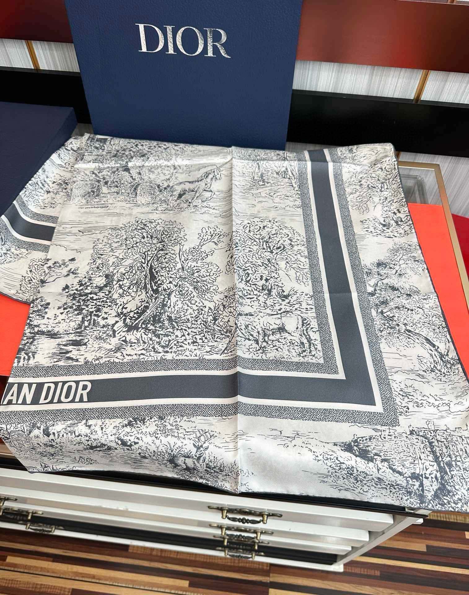 。 迪奥2025新款嘴唇顶级品质精致卷边發太美了玫瑰买到都说好👍下手一定要快高端 大爱❤️女人尤物 货极