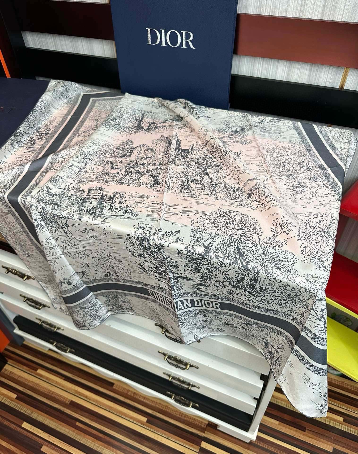 。 迪奥2025新款嘴唇顶级品质精致卷边發太美了玫瑰买到都说好👍下手一定要快高端 大爱❤️女人尤物 货极