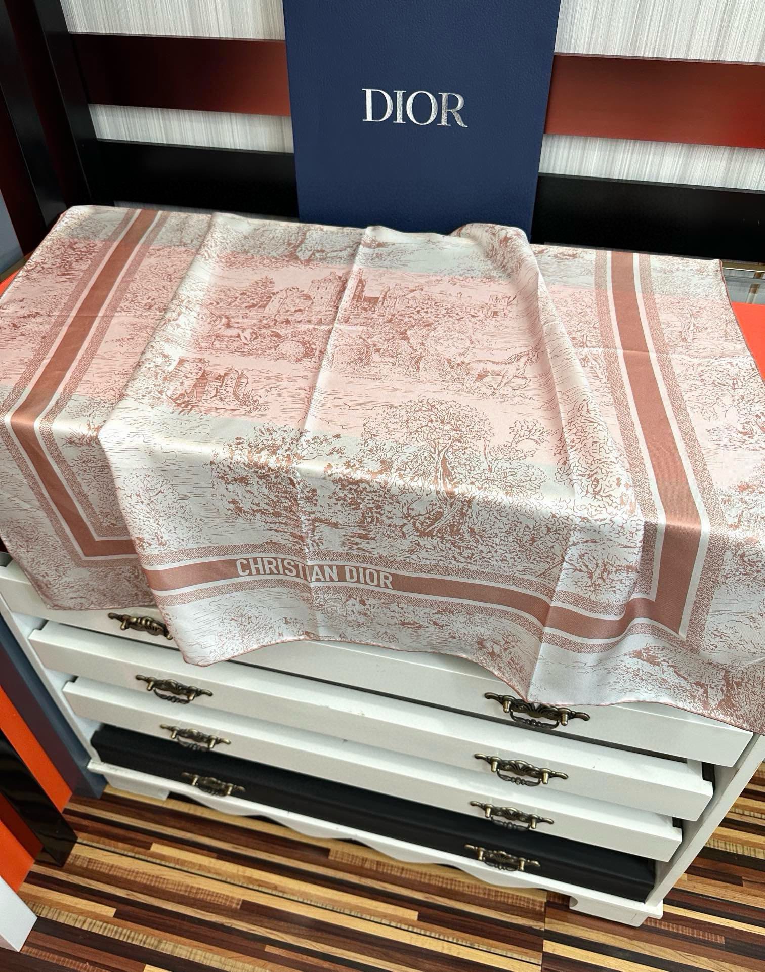 。 迪奥2025新款嘴唇顶级品质精致卷边發太美了玫瑰买到都说好👍下手一定要快高端 大爱❤️女人尤物 货极