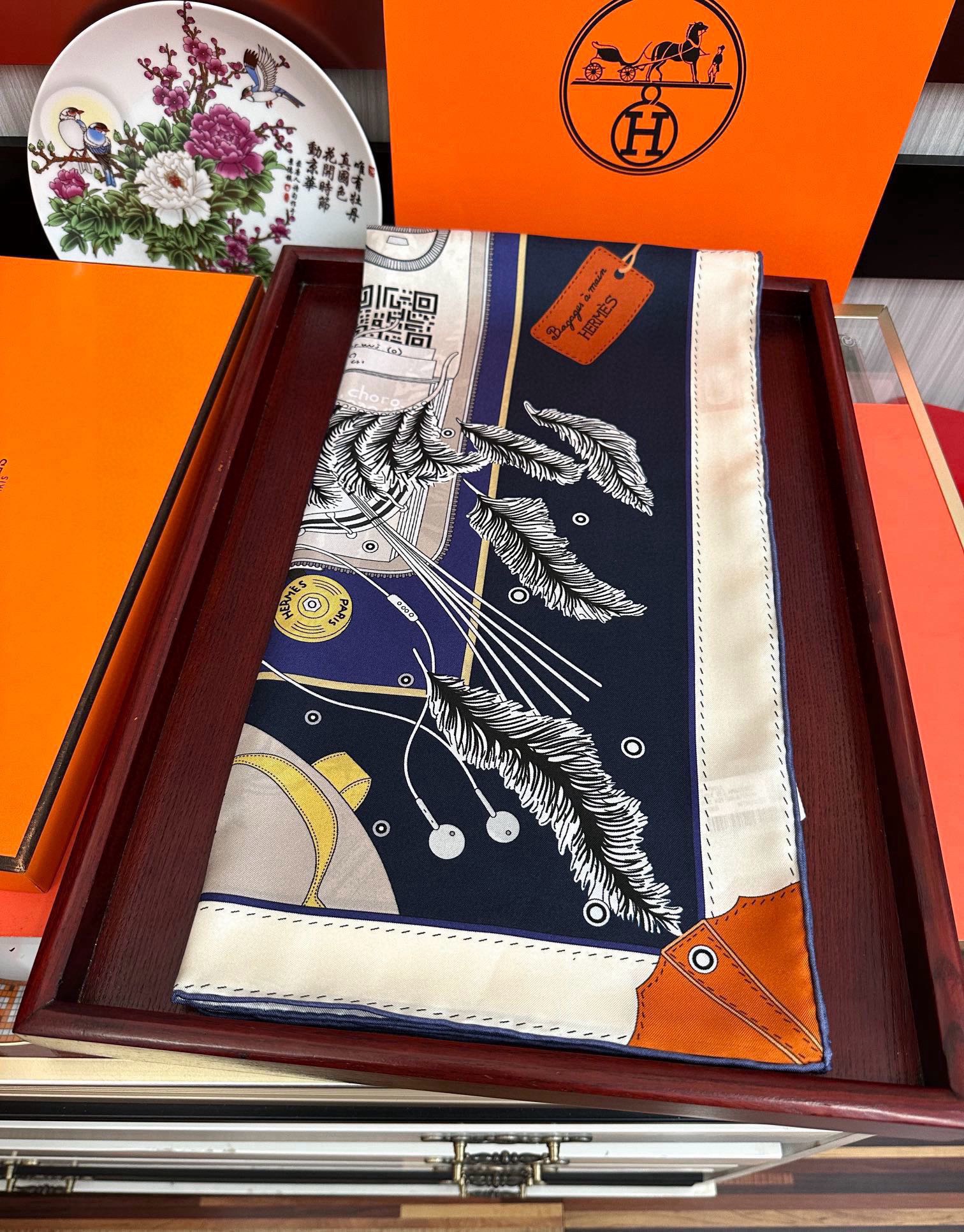 。爱 马 仕 官网同步手工卷边真丝方巾得意  这款爱马家展现强大而迷人的女性魅力精髓色此90厘米方巾推出