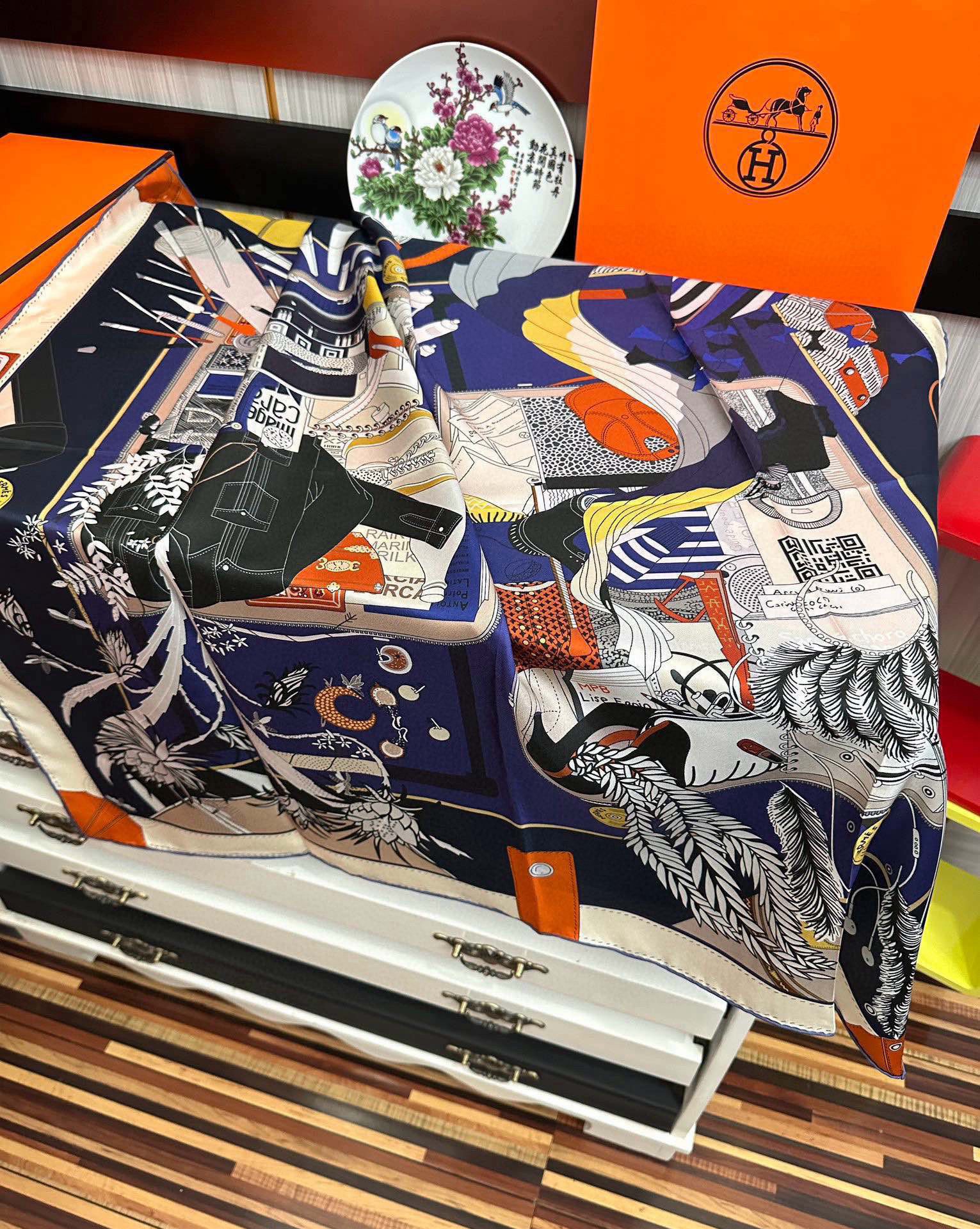 。爱 马 仕 官网同步手工卷边真丝方巾得意  这款爱马家展现强大而迷人的女性魅力精髓色此90厘米方巾推出