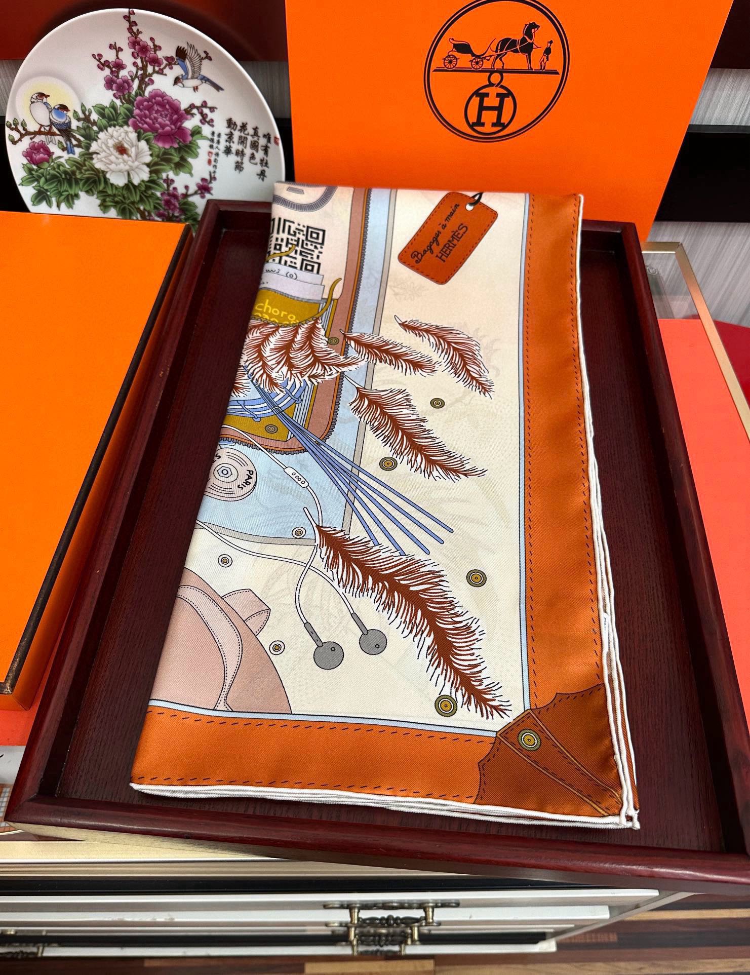 。爱 马 仕 官网同步手工卷边真丝方巾得意  这款爱马家展现强大而迷人的女性魅力精髓色此90厘米方巾推出
