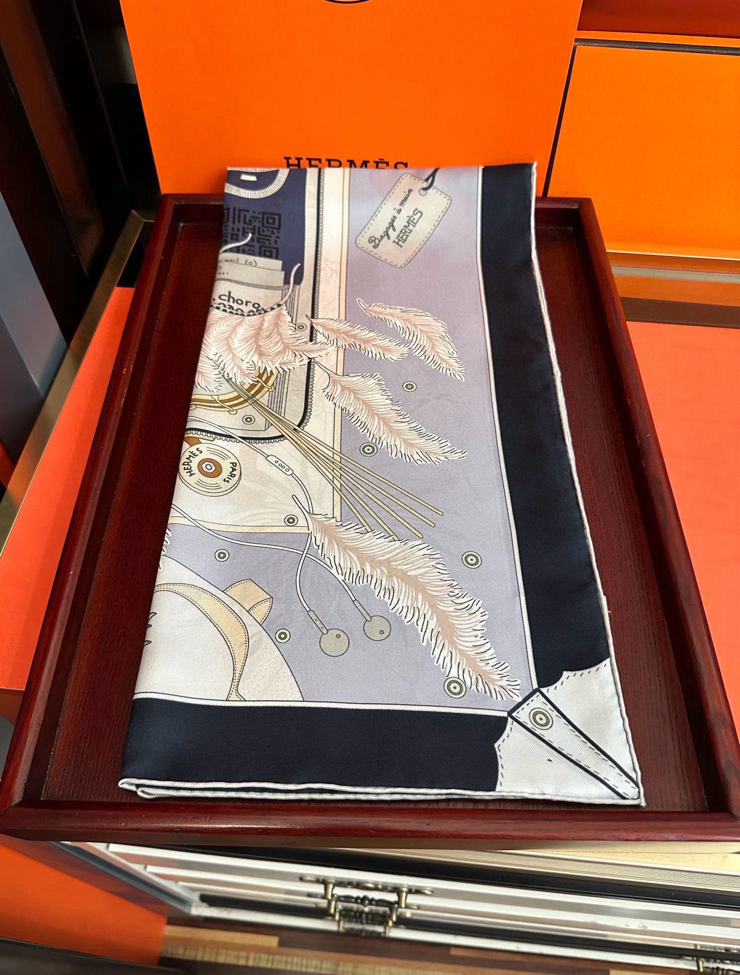 。爱 马 仕 官网同步手工卷边真丝方巾得意  这款爱马家展现强大而迷人的女性魅力精髓色此90厘米方巾推出