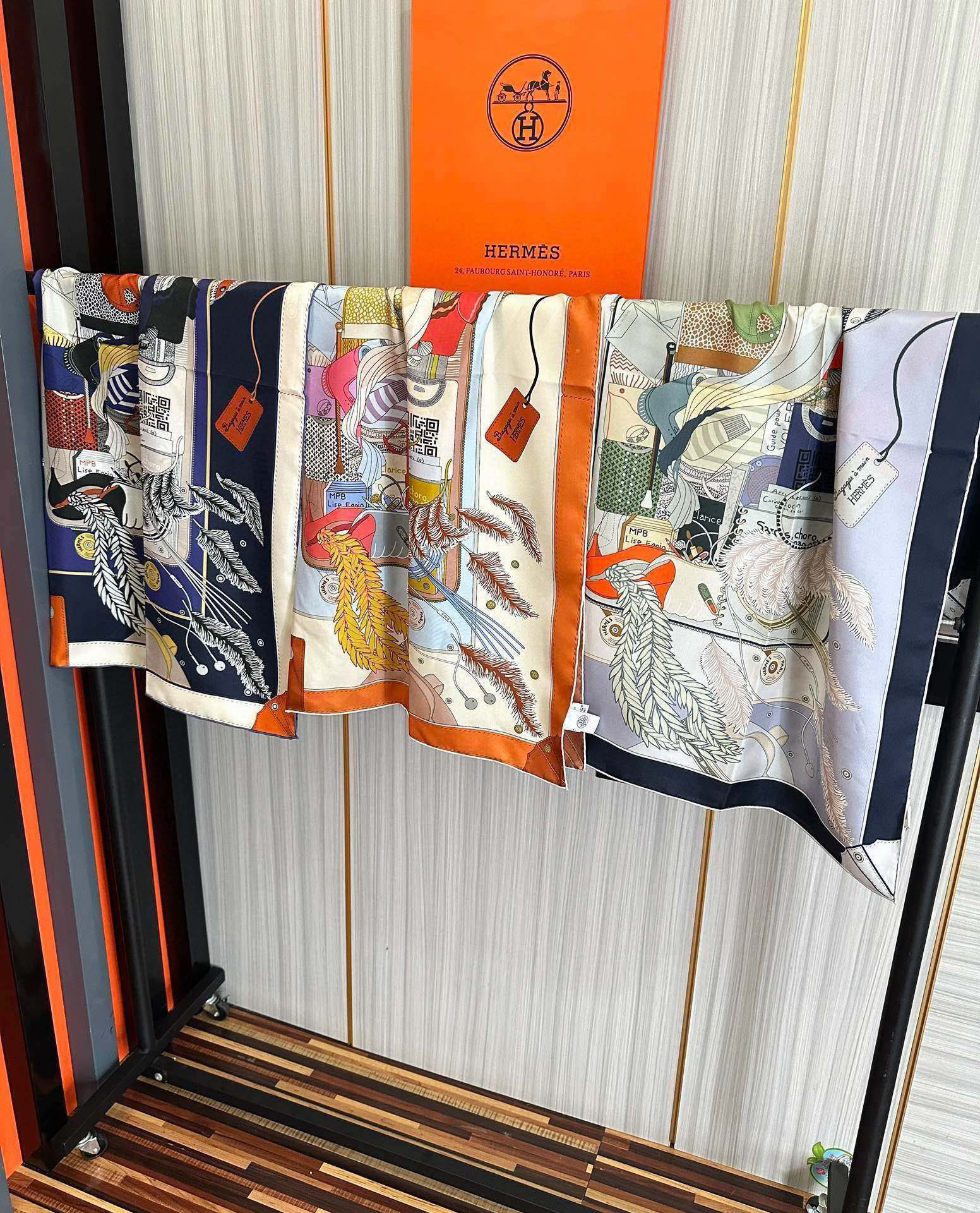 。爱 马 仕 官网同步手工卷边真丝方巾得意  这款爱马家展现强大而迷人的女性魅力精髓色此90厘米方巾推出