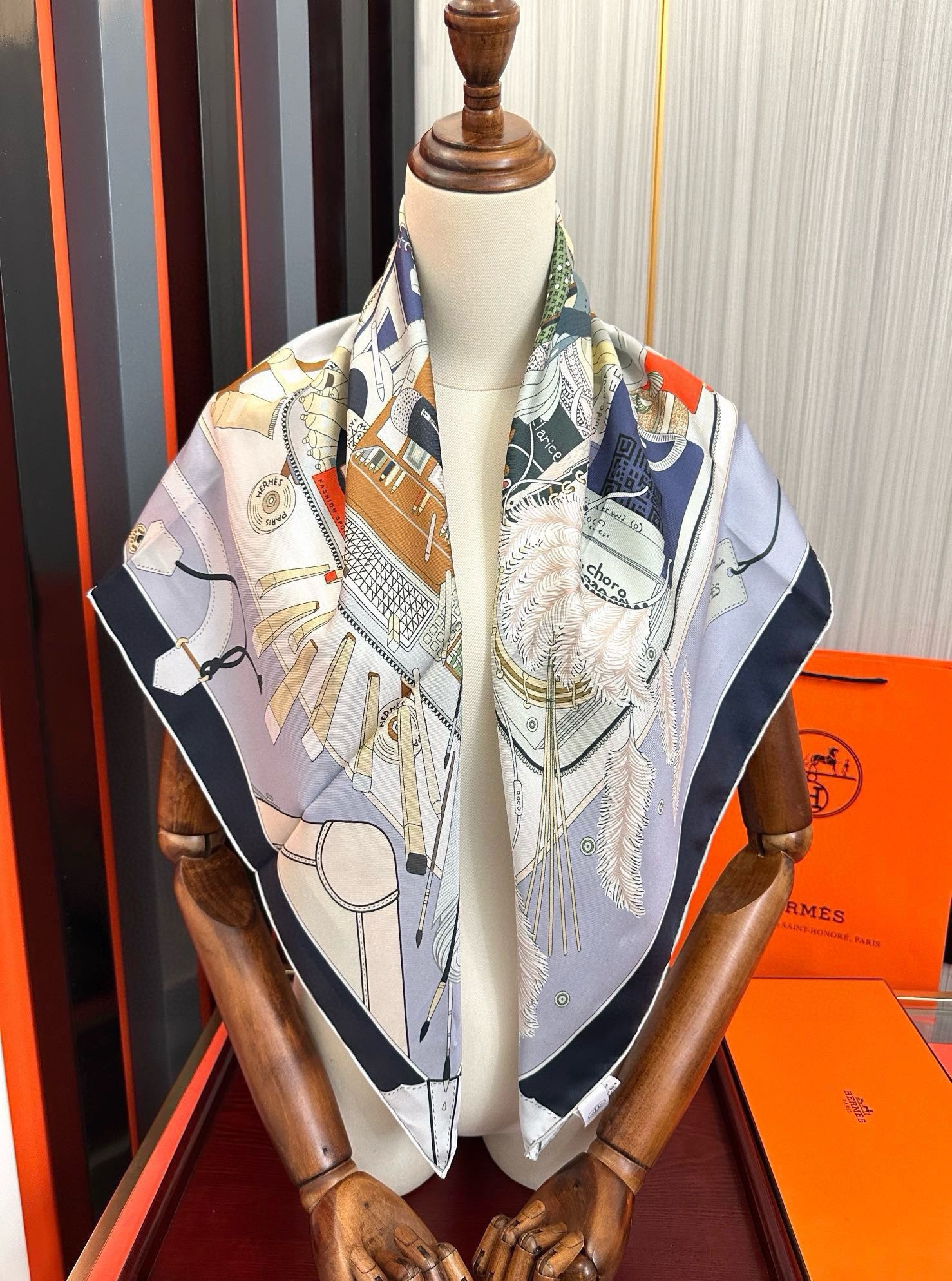 。爱 马 仕 官网同步手工卷边真丝方巾得意  这款爱马家展现强大而迷人的女性魅力精髓色此90厘米方巾推出