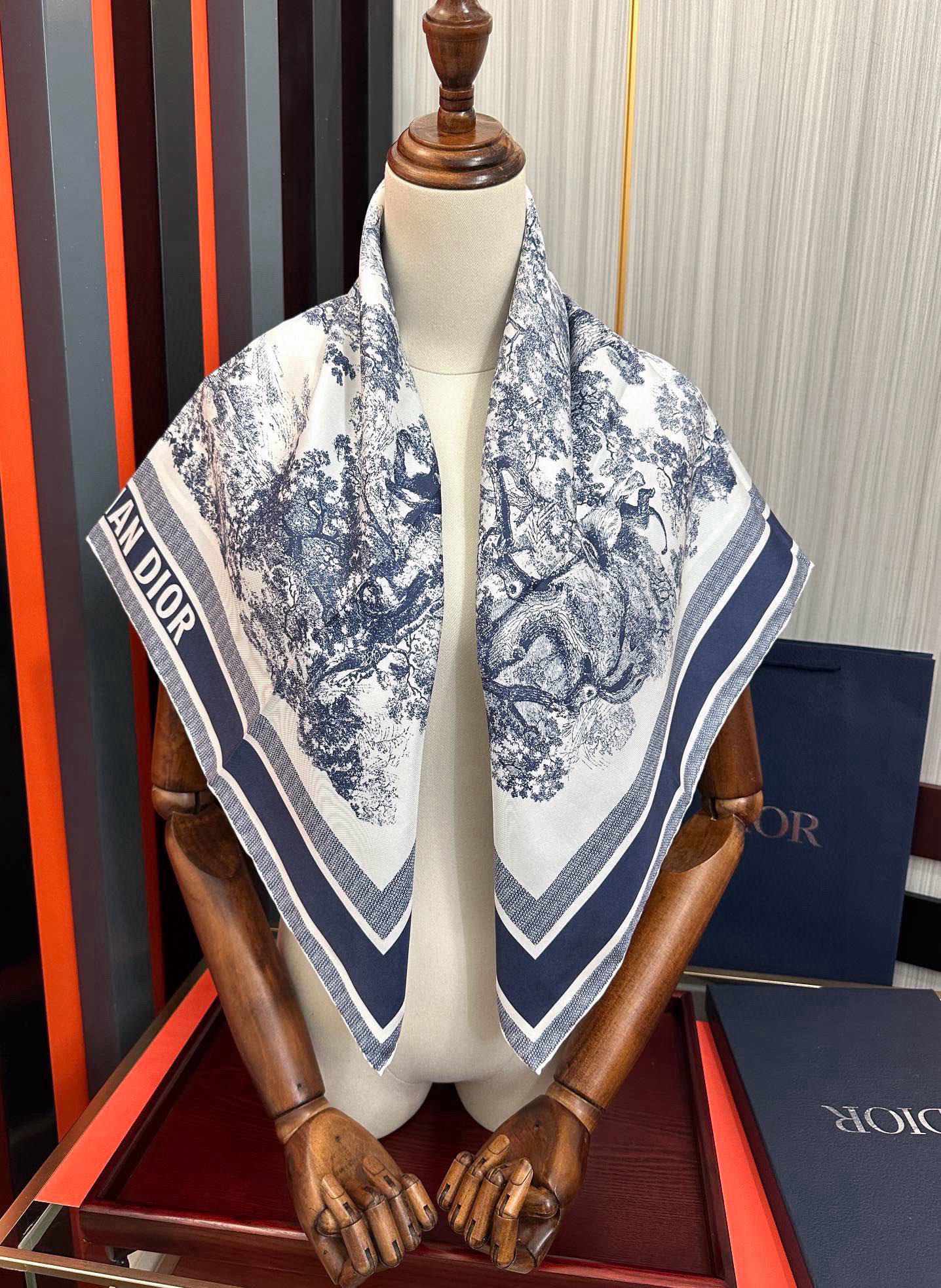 。Dior 印花方巾 2025【18姆米双面同色】庆祝Sauvage 茹伊印花这款方巾以经典的 Sauv