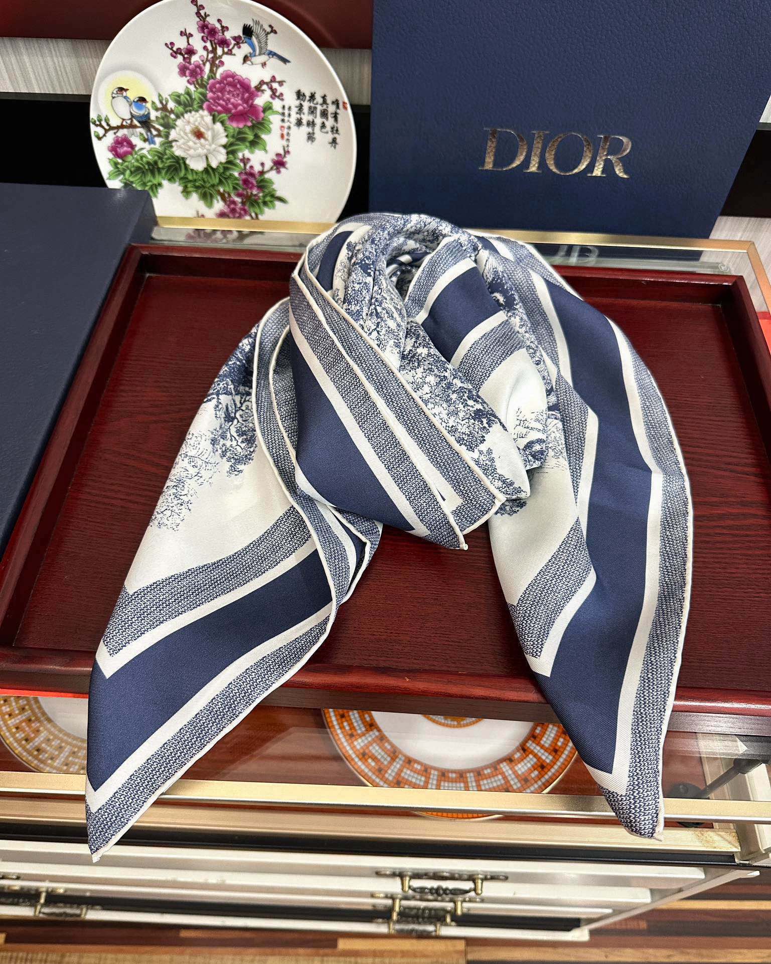 。Dior 印花方巾 2025【18姆米双面同色】庆祝Sauvage 茹伊印花这款方巾以经典的 Sauv