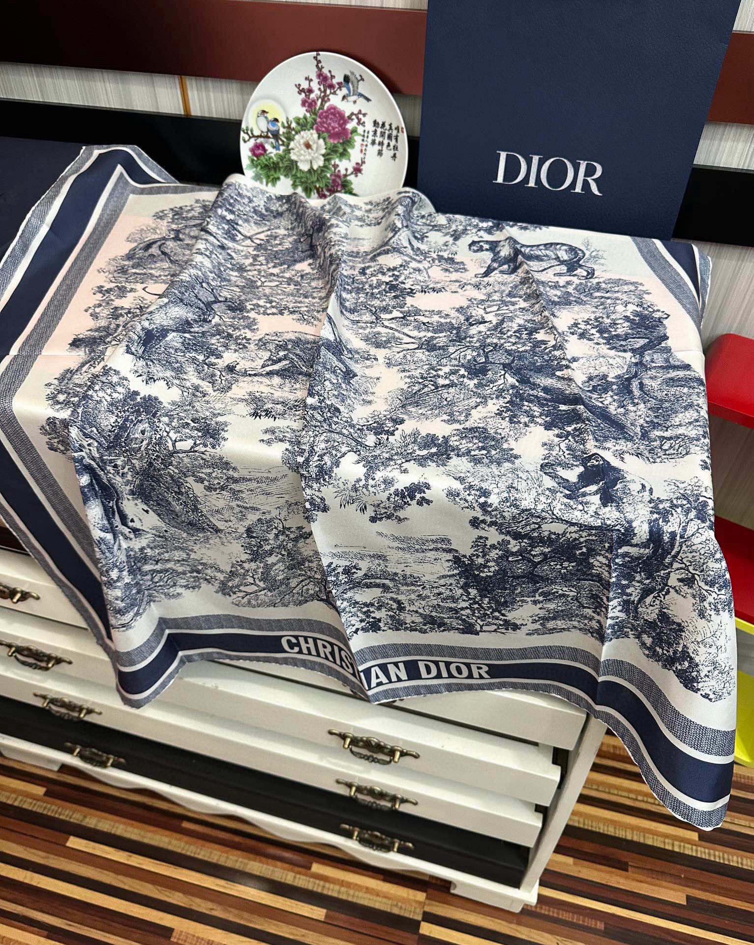 。Dior 印花方巾 2025【18姆米双面同色】庆祝Sauvage 茹伊印花这款方巾以经典的 Sauv